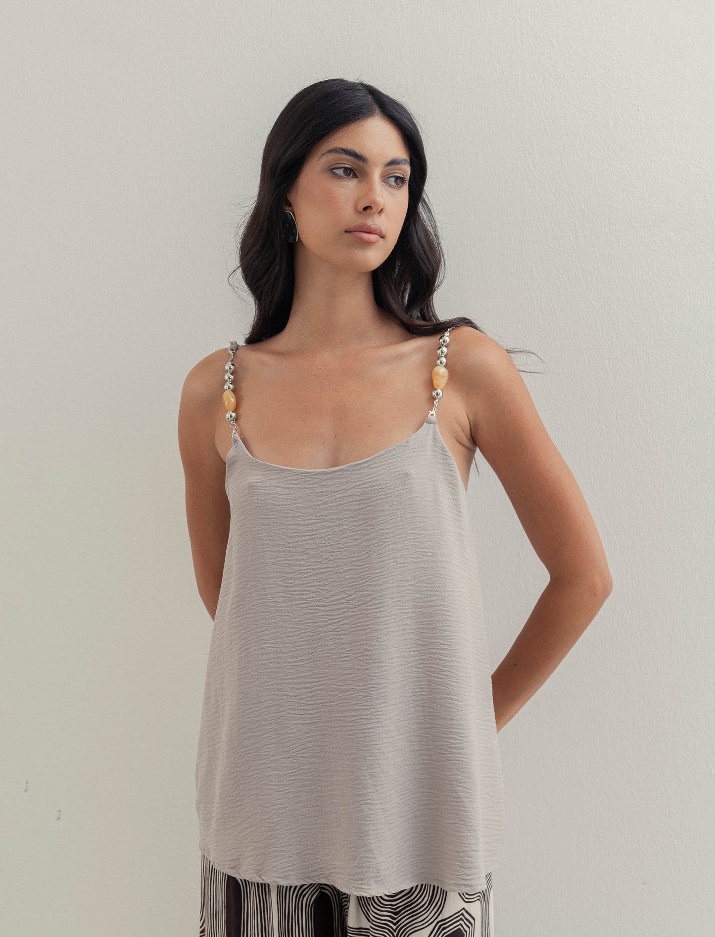 Top con bretelle con accessorio - Grigio fango
