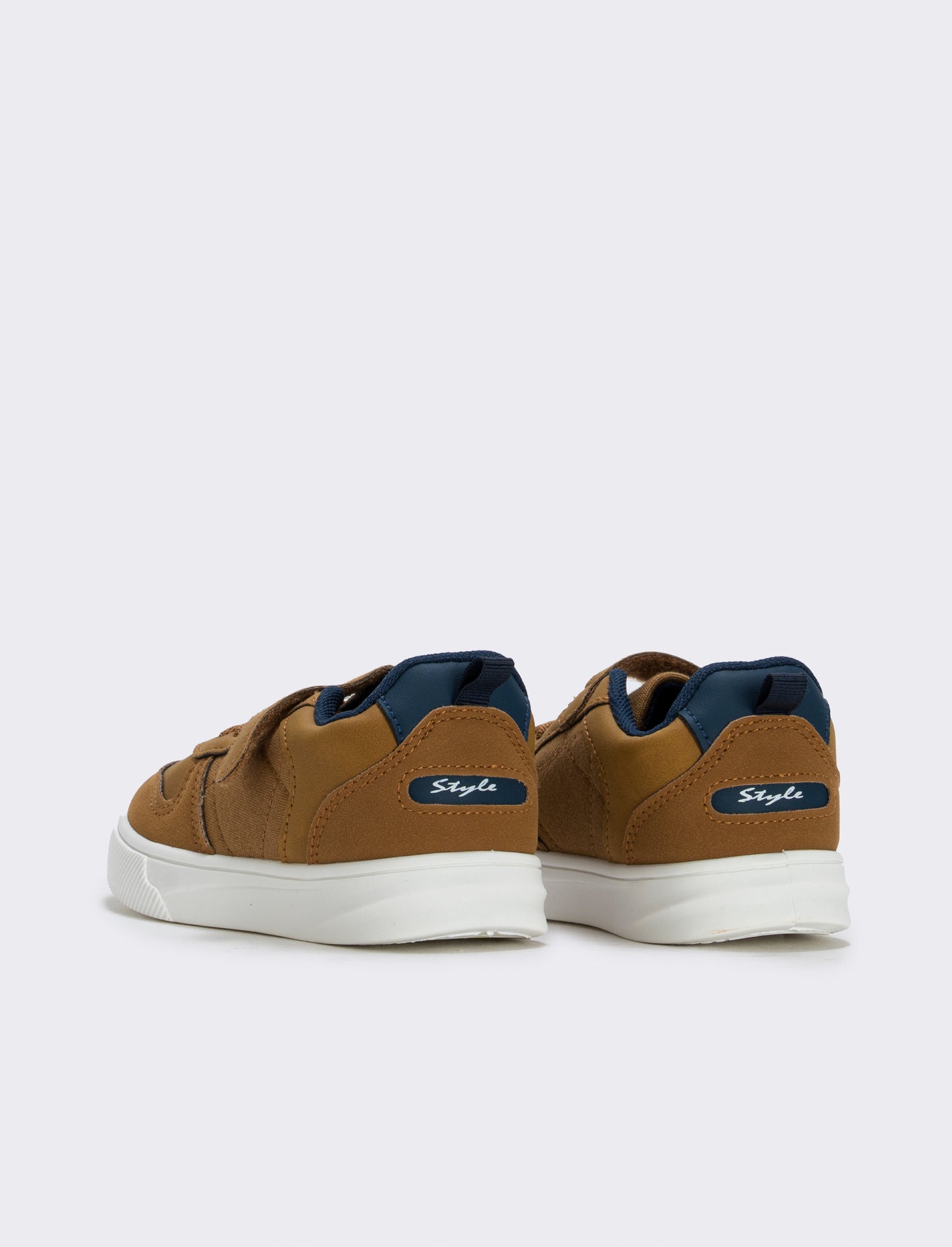 Sneakers da bambino con lacci e strappi - Cammello