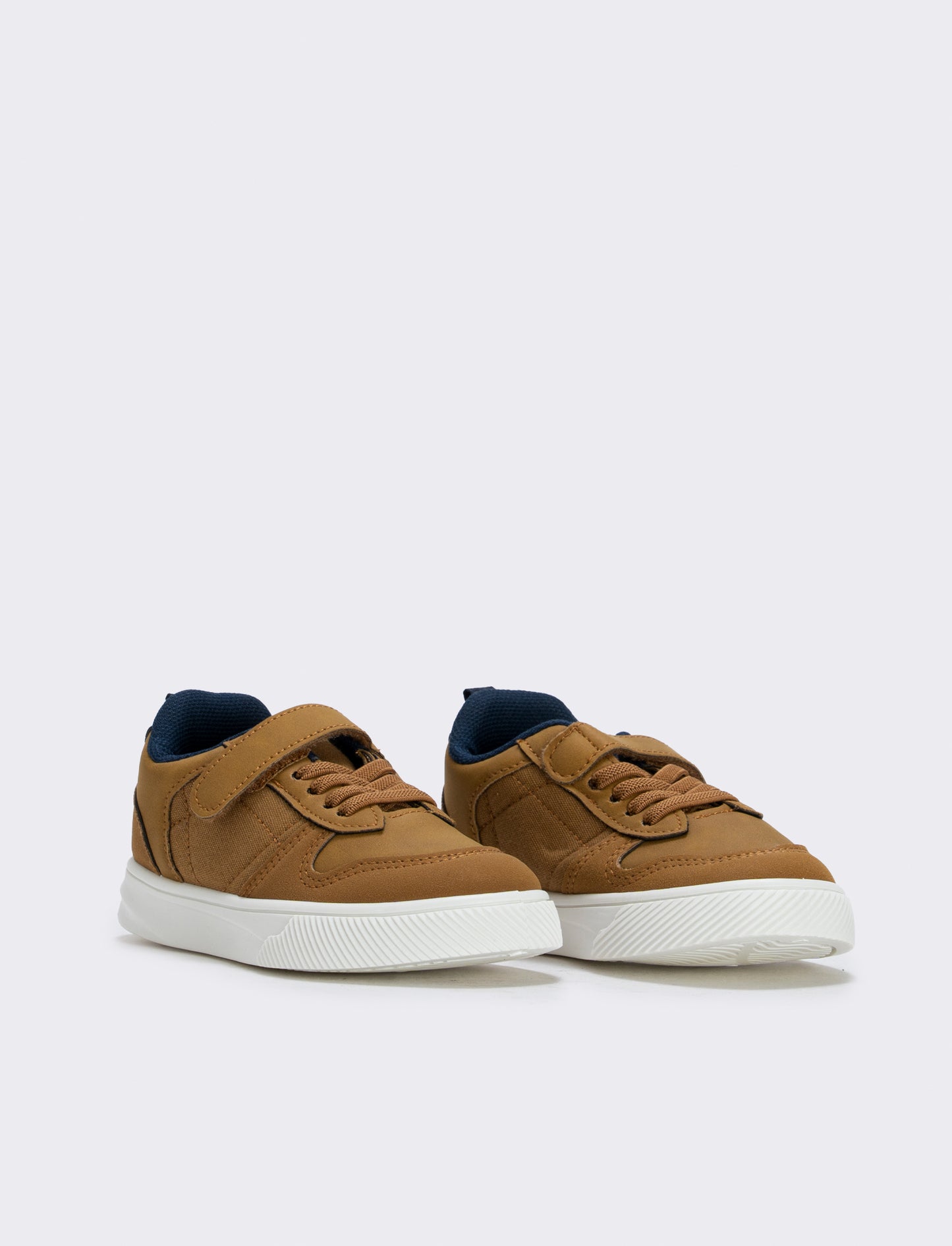 Sneakers da bambino con lacci e strappi - Cammello