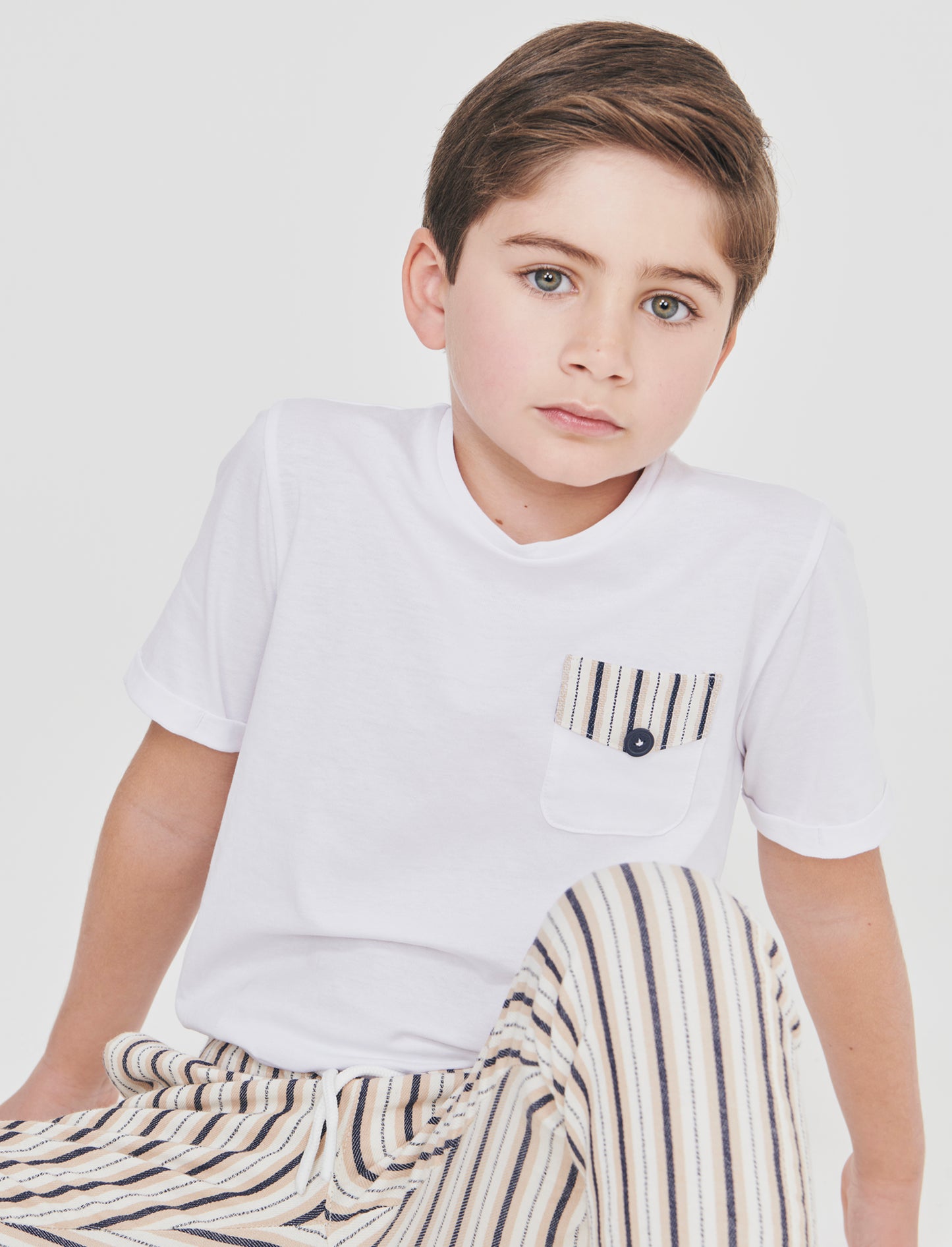 T-Shirt con Taschino e Stile Unico - Bianco
