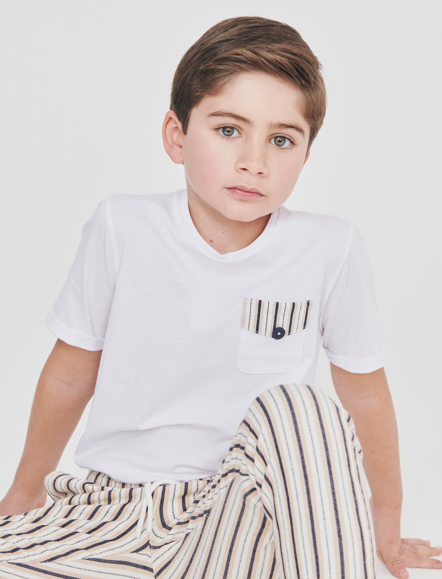 T-Shirt con Taschino e Stile Unico - Bianco