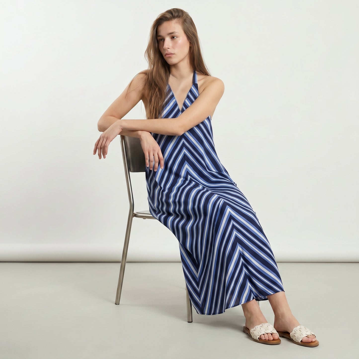 Vestito lungo con scollo a V e nodo - var 1