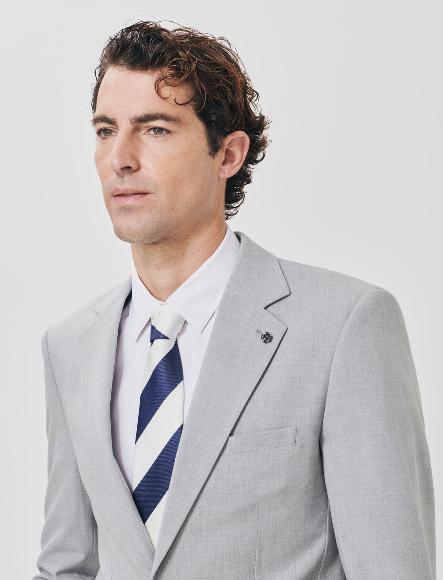 "Blazer formal fit micro structure melange in English translates to:

Formal fit blazer with micro m - Grey