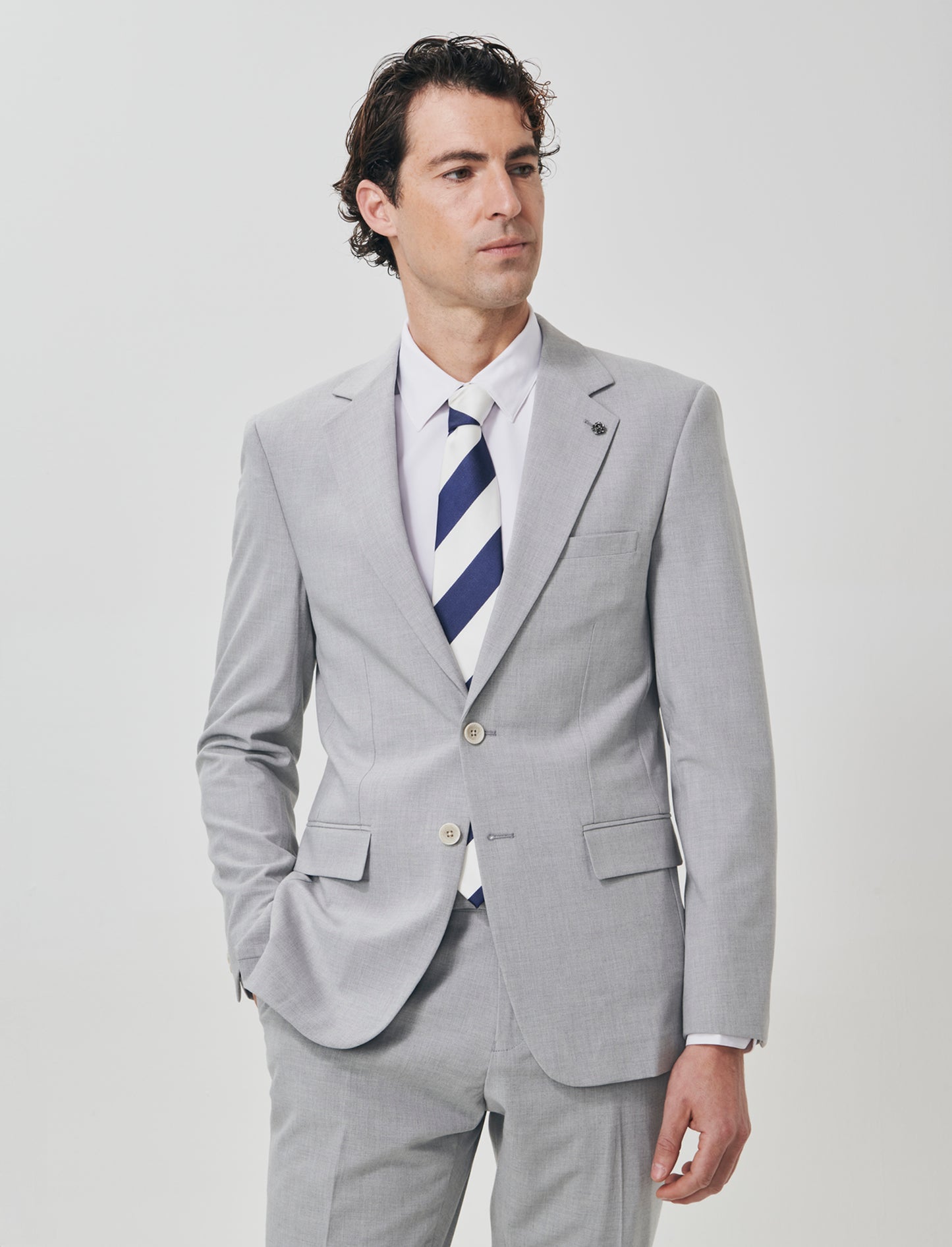"Blazer formal fit micro structure melange in English translates to:

Formal fit blazer with micro m - Grey
