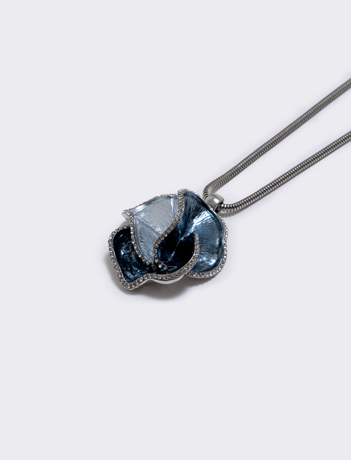 Collana lunga con fiore sfumato elegante - Argento