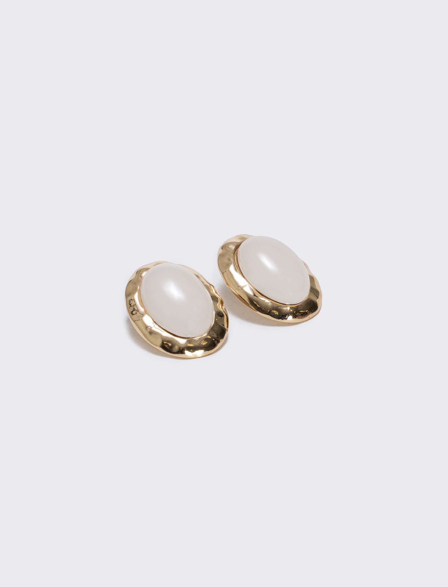 Orecchini bottone clip per donne eleganti - Beige