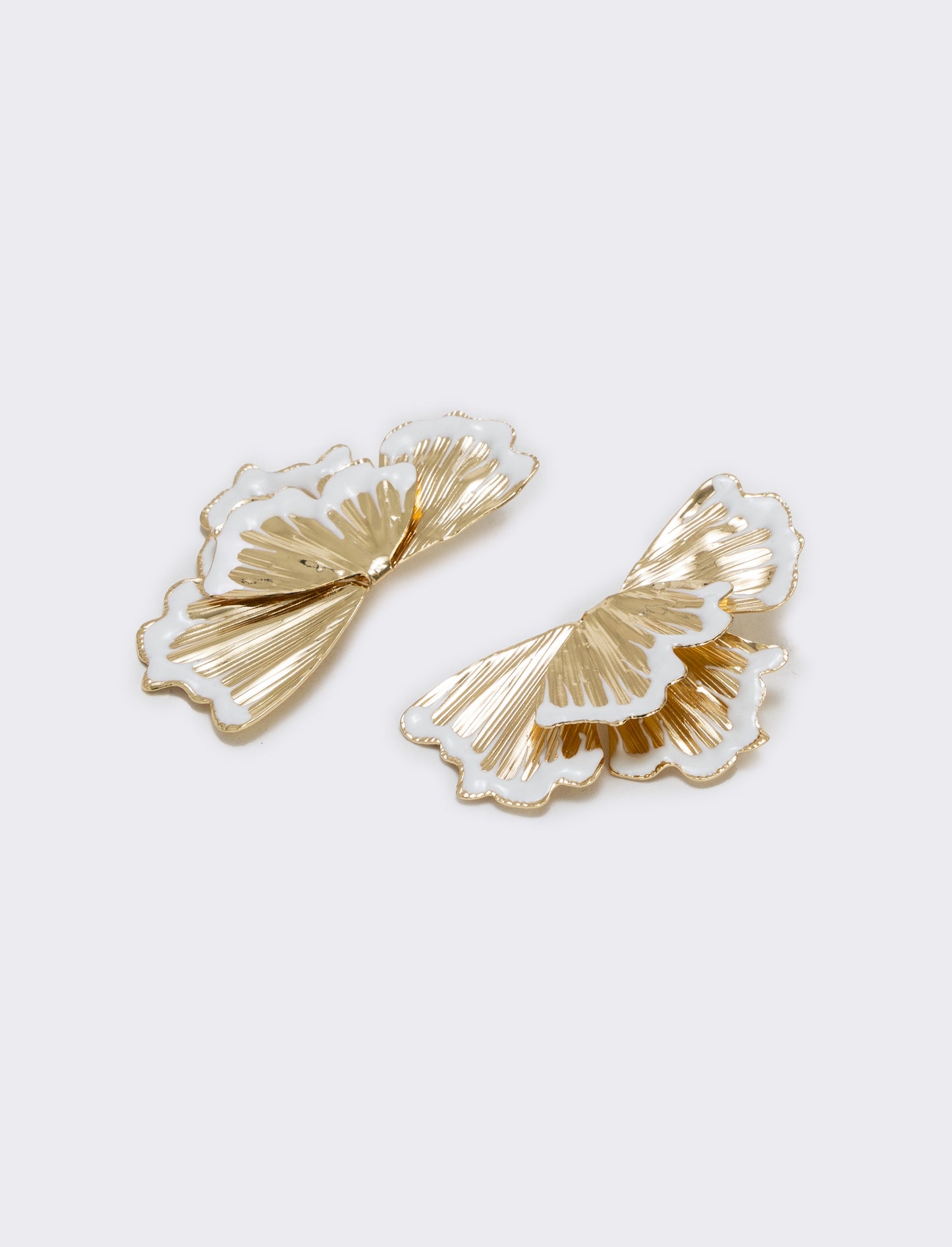 Orecchino grande a mezzo fiore - Bianco