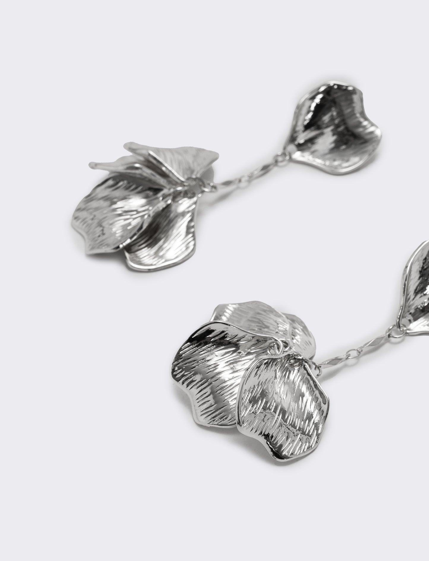 Orecchini pendenti a forma di petali - Argento