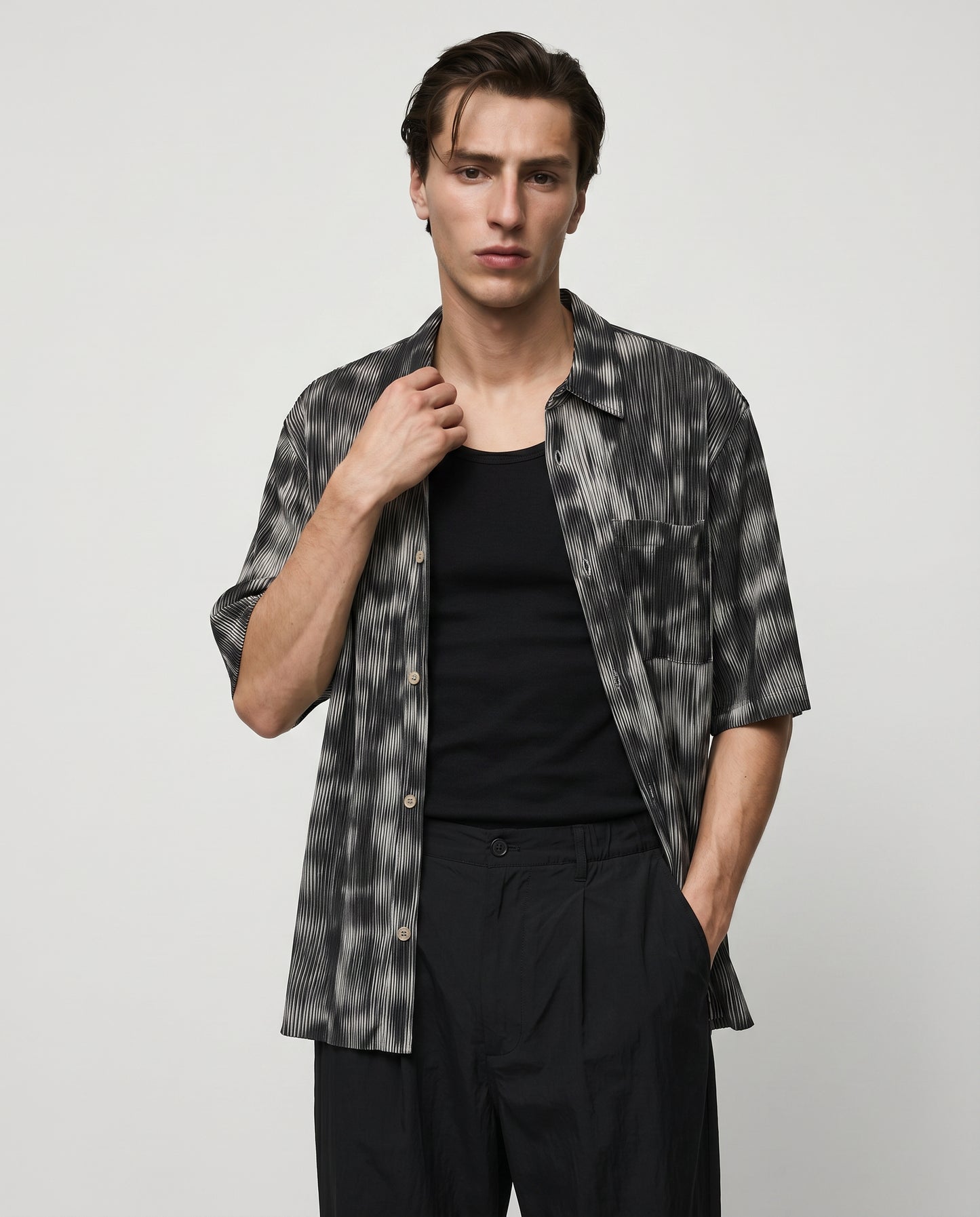 Pleated shirt with abstract print - Black