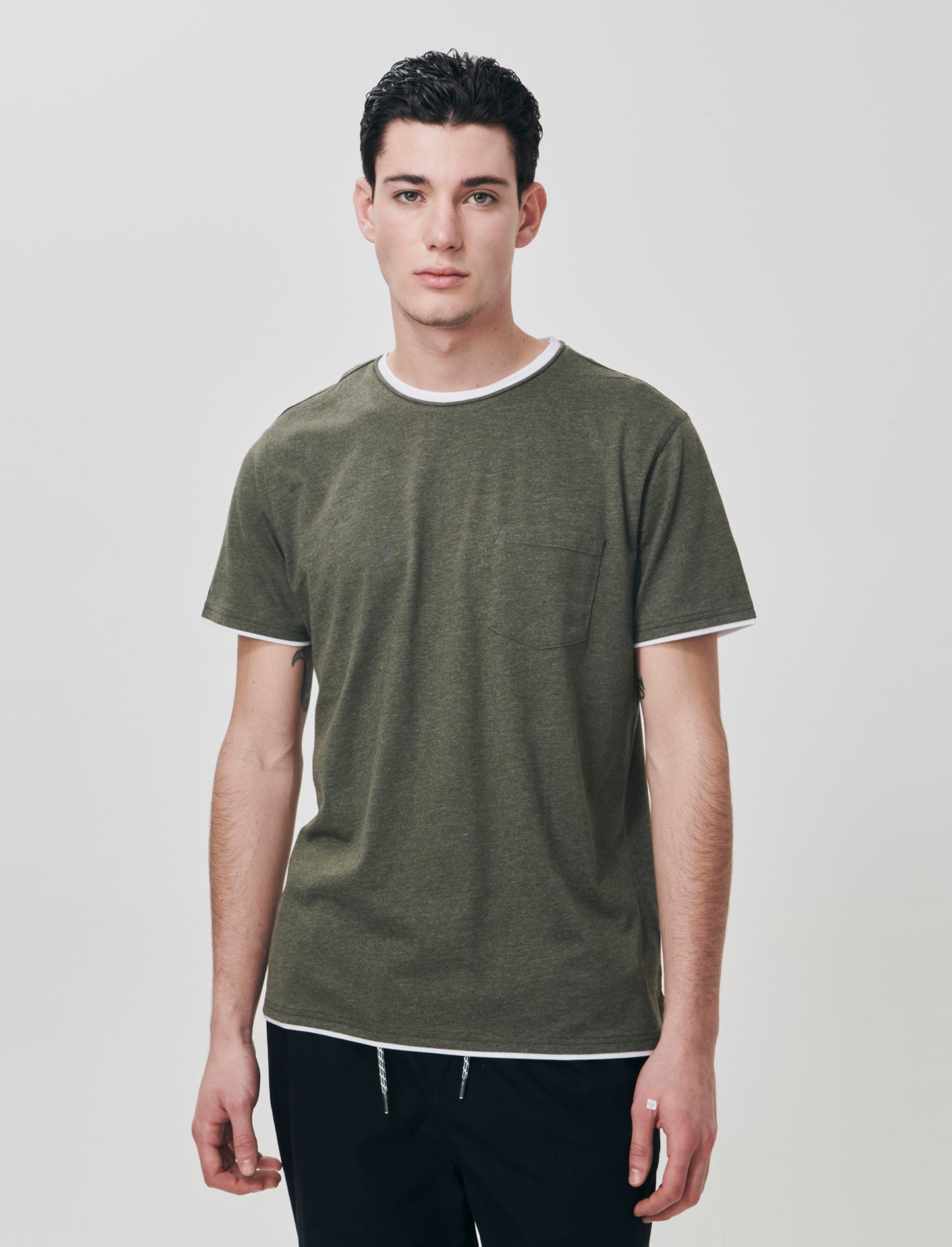 T-shirt melange con tasca e dettagli bianchi - Verde militare
