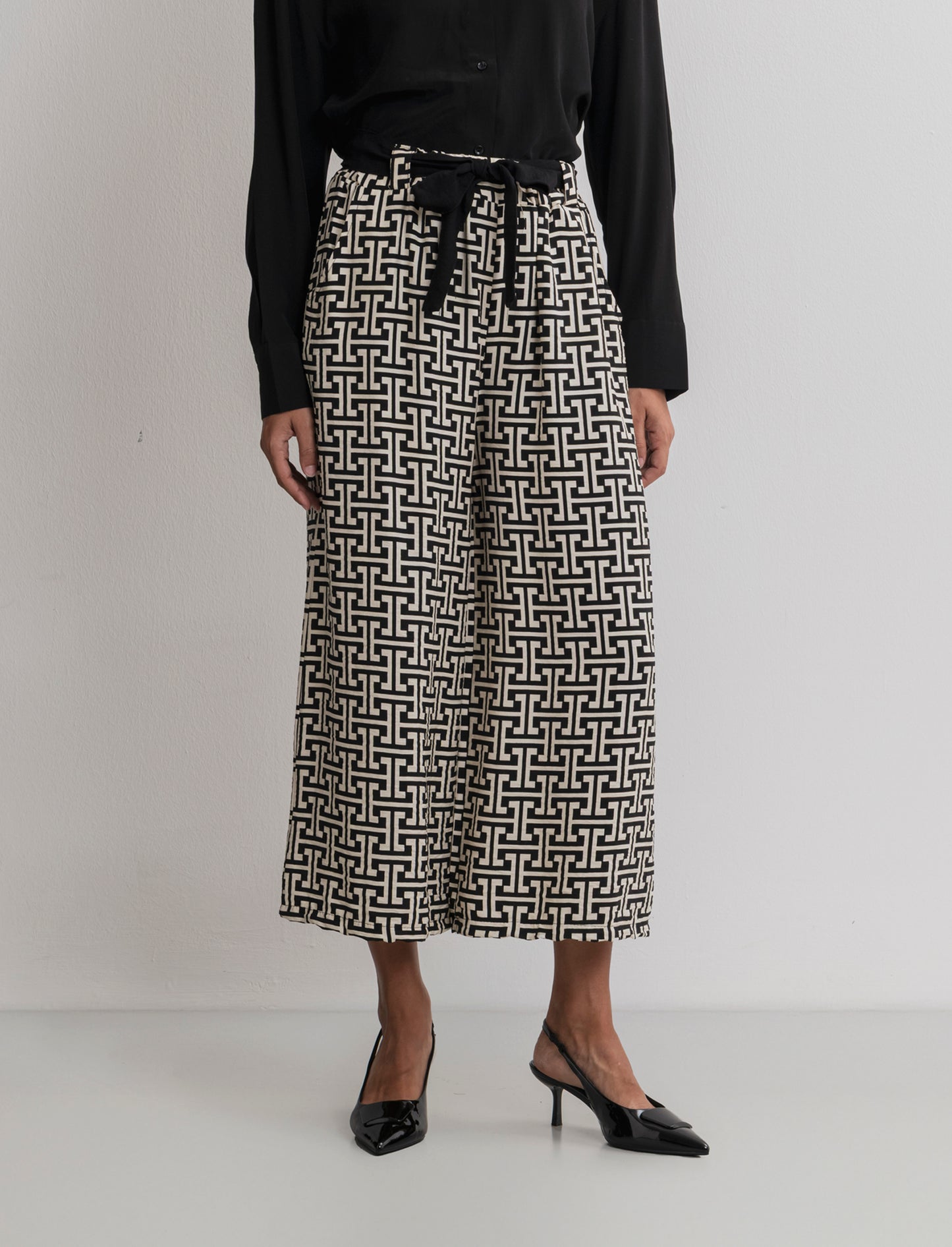 Pantalone stampato con cintura in tessuto - Geometrie