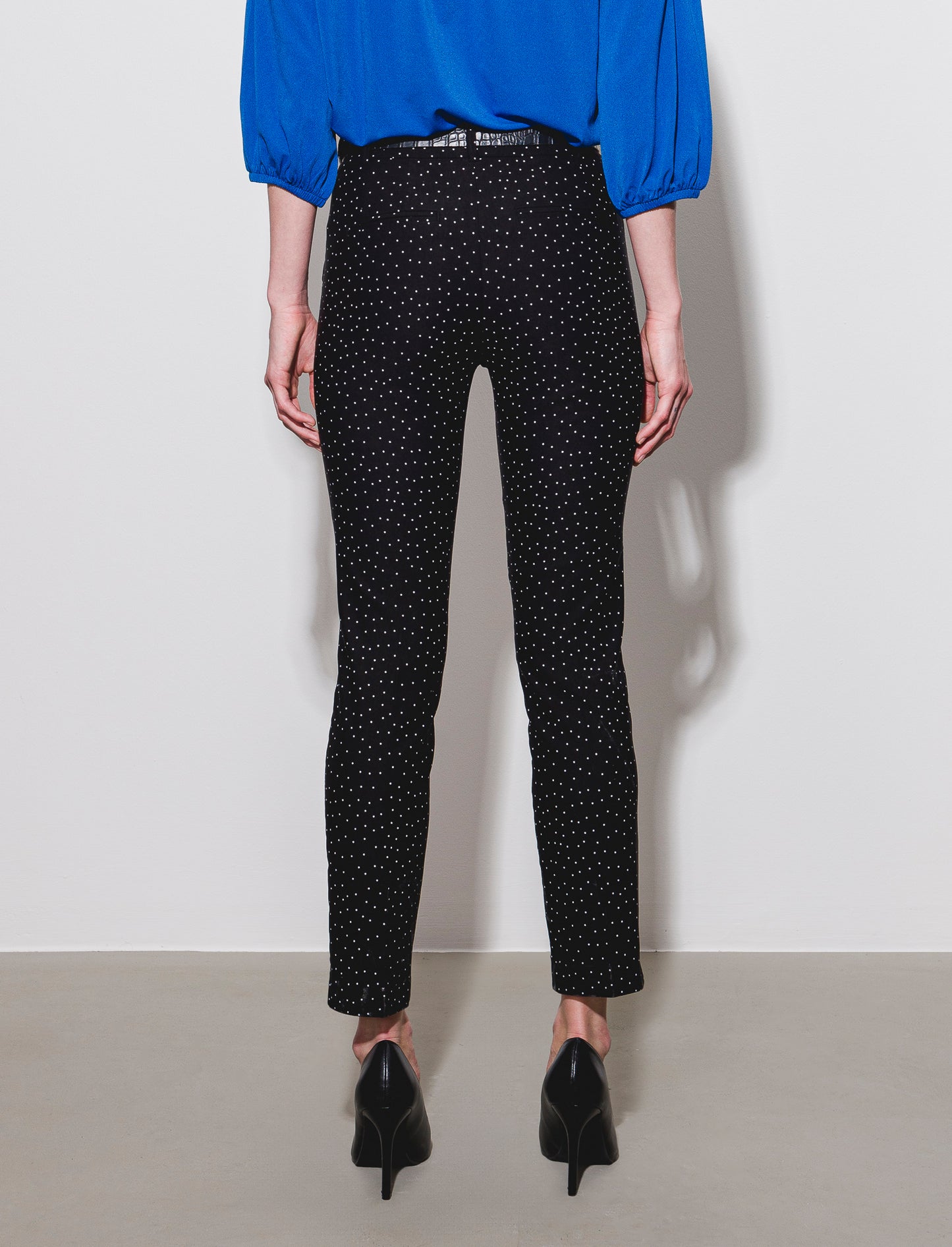 Pantalone slim con cintura da donna - var 2