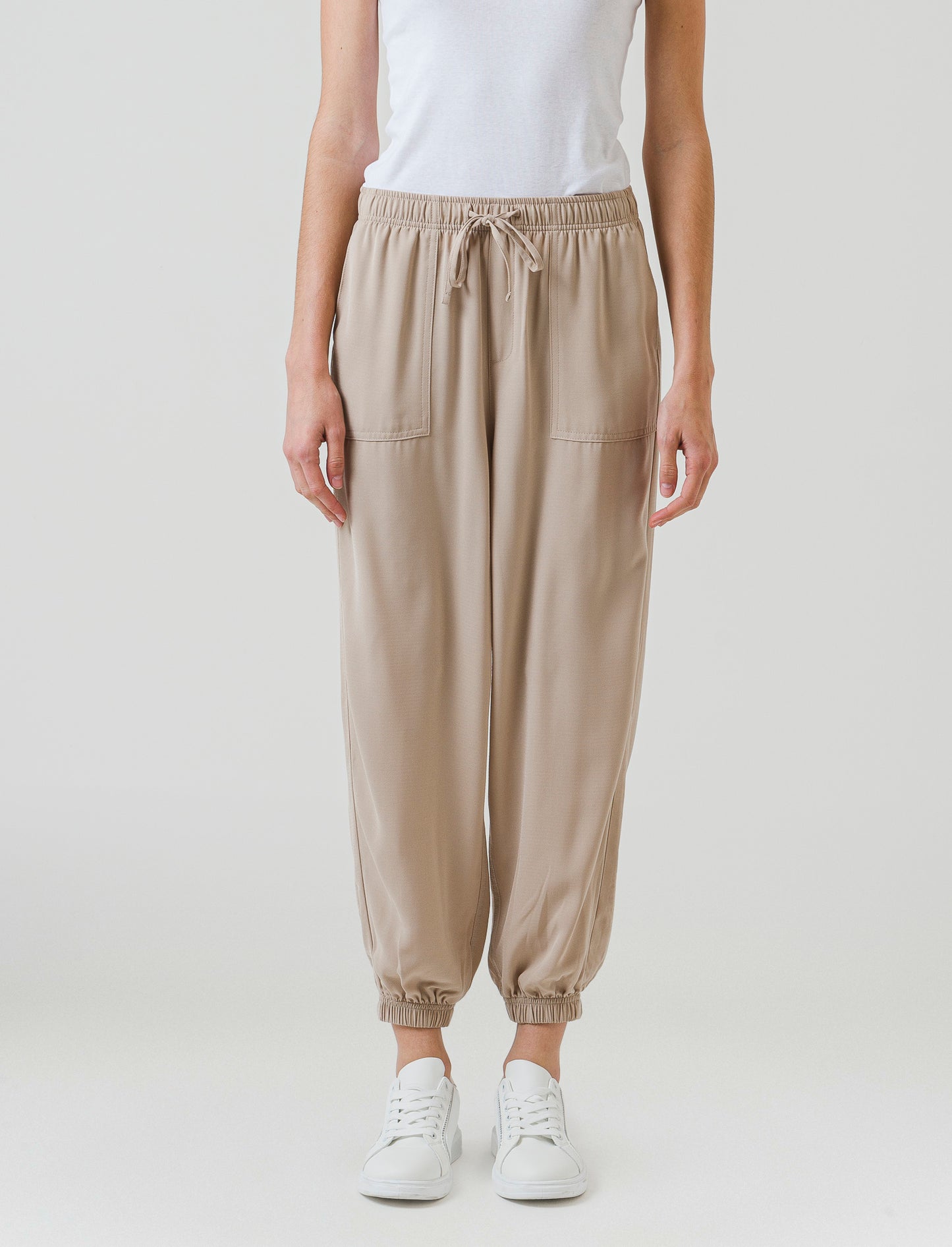 "Pantalone con vestibilità ""jogger"" con elastico in vita, coulisse in vita ed elastico al fondo" - Beige corda