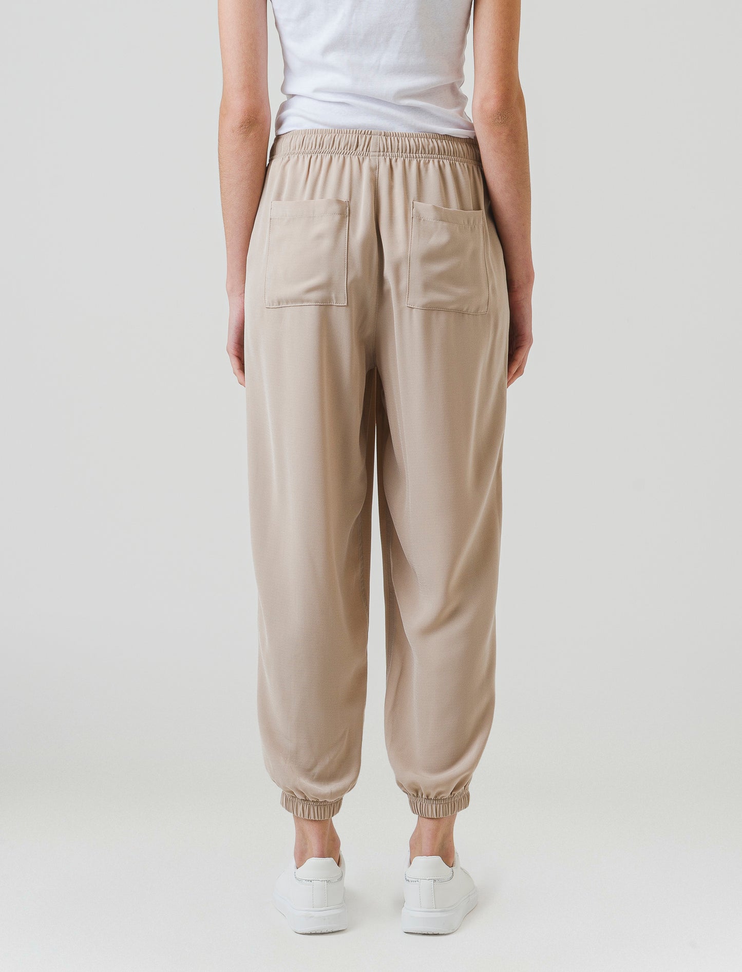 "Pantalone con vestibilità ""jogger"" con elastico in vita, coulisse in vita ed elastico al fondo" - Beige corda