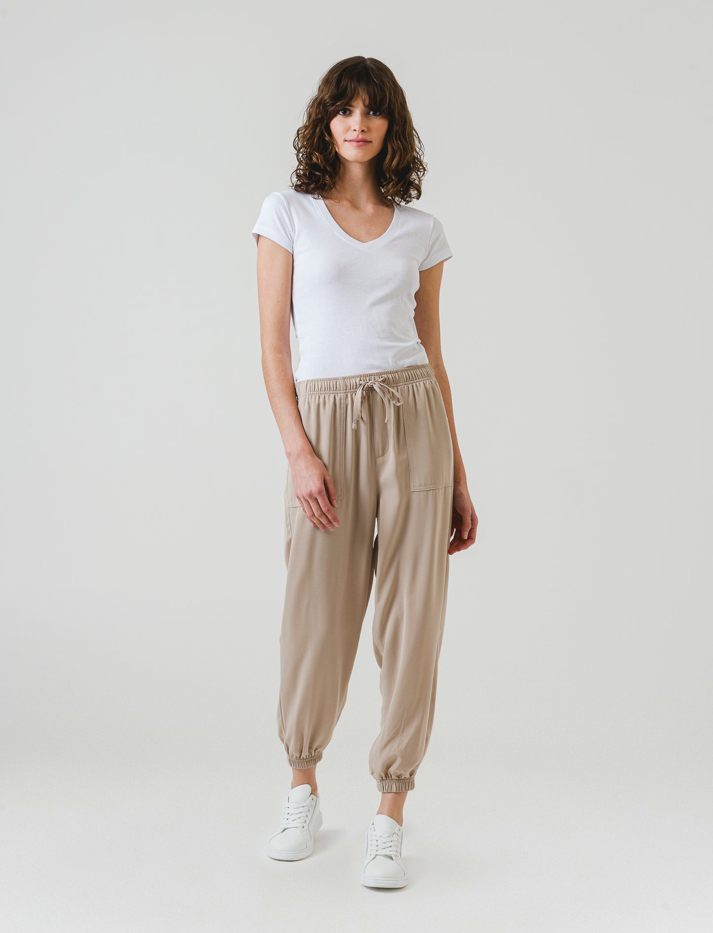 "Pantalone con vestibilità ""jogger"" con elastico in vita, coulisse in vita ed elastico al fondo" - Beige corda