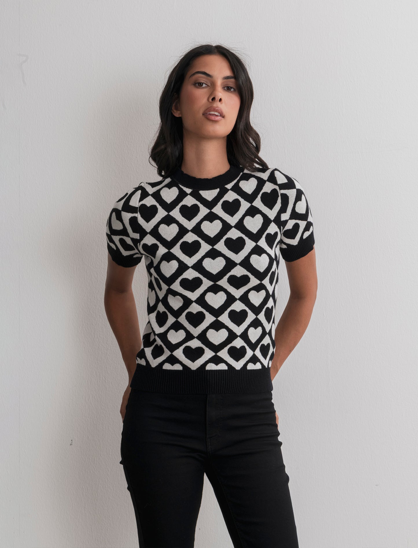 T-SHIRT IN MAGLIA - ner-bianco