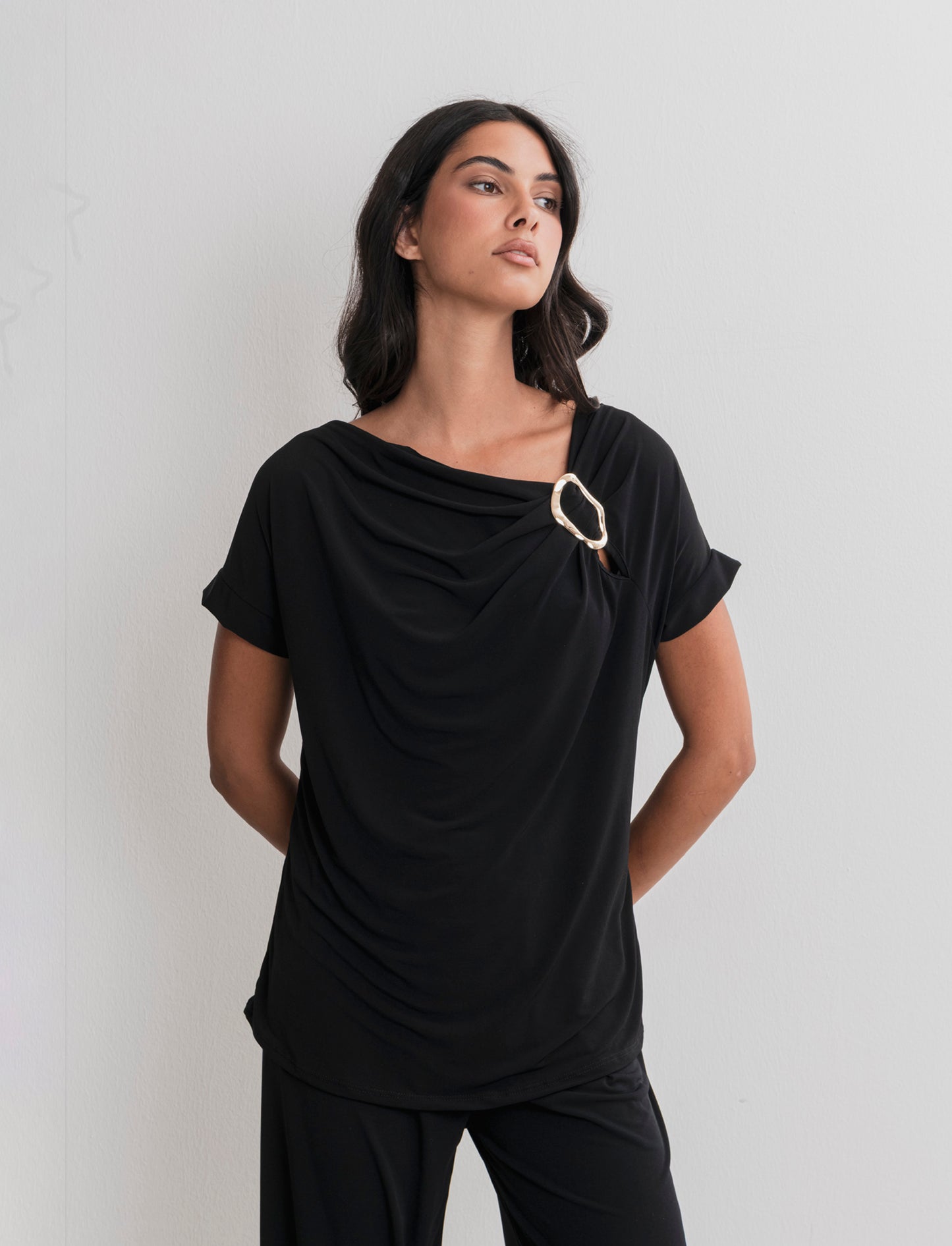 T-SHIRT CON FIBBIA - Nero