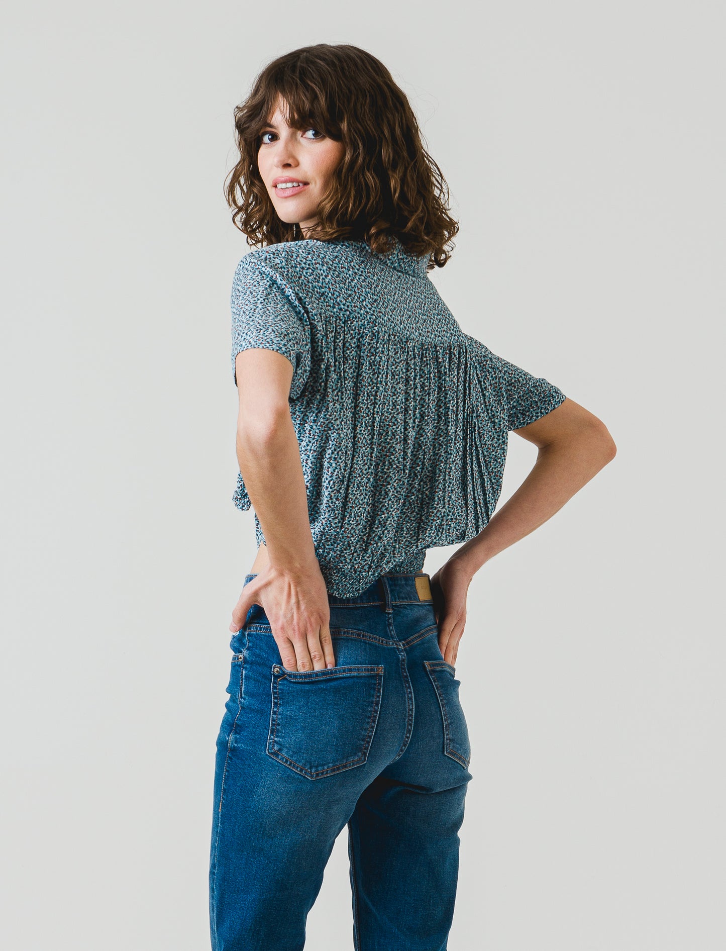 Lightweight V-neck Crop Shirt with Coconut Buttons - 