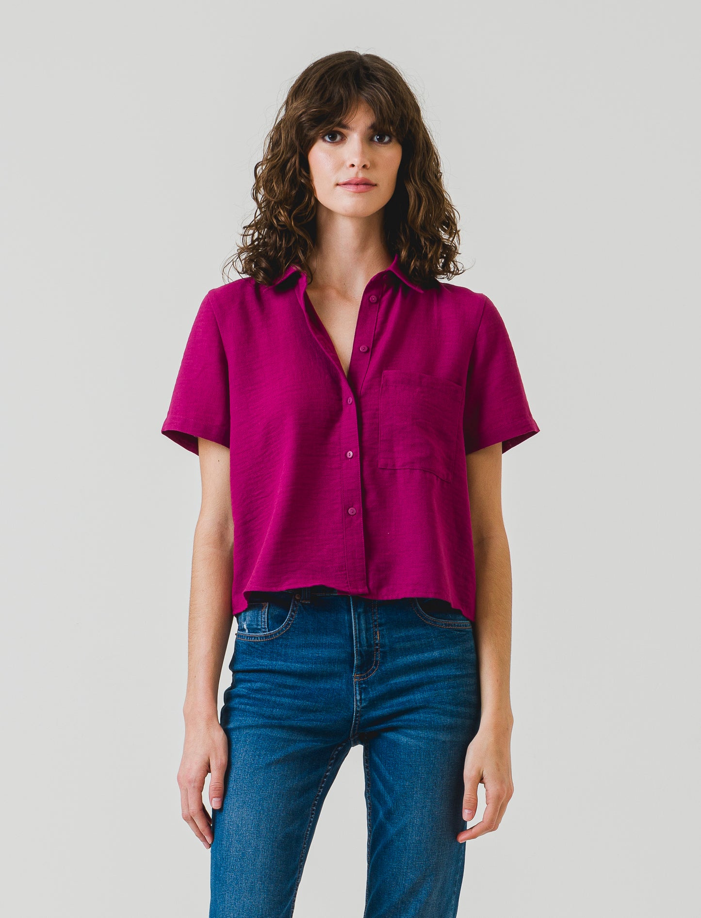 Camicia crop scollo a V in tessuto leggero e bottoni cocco - Rosso amarena