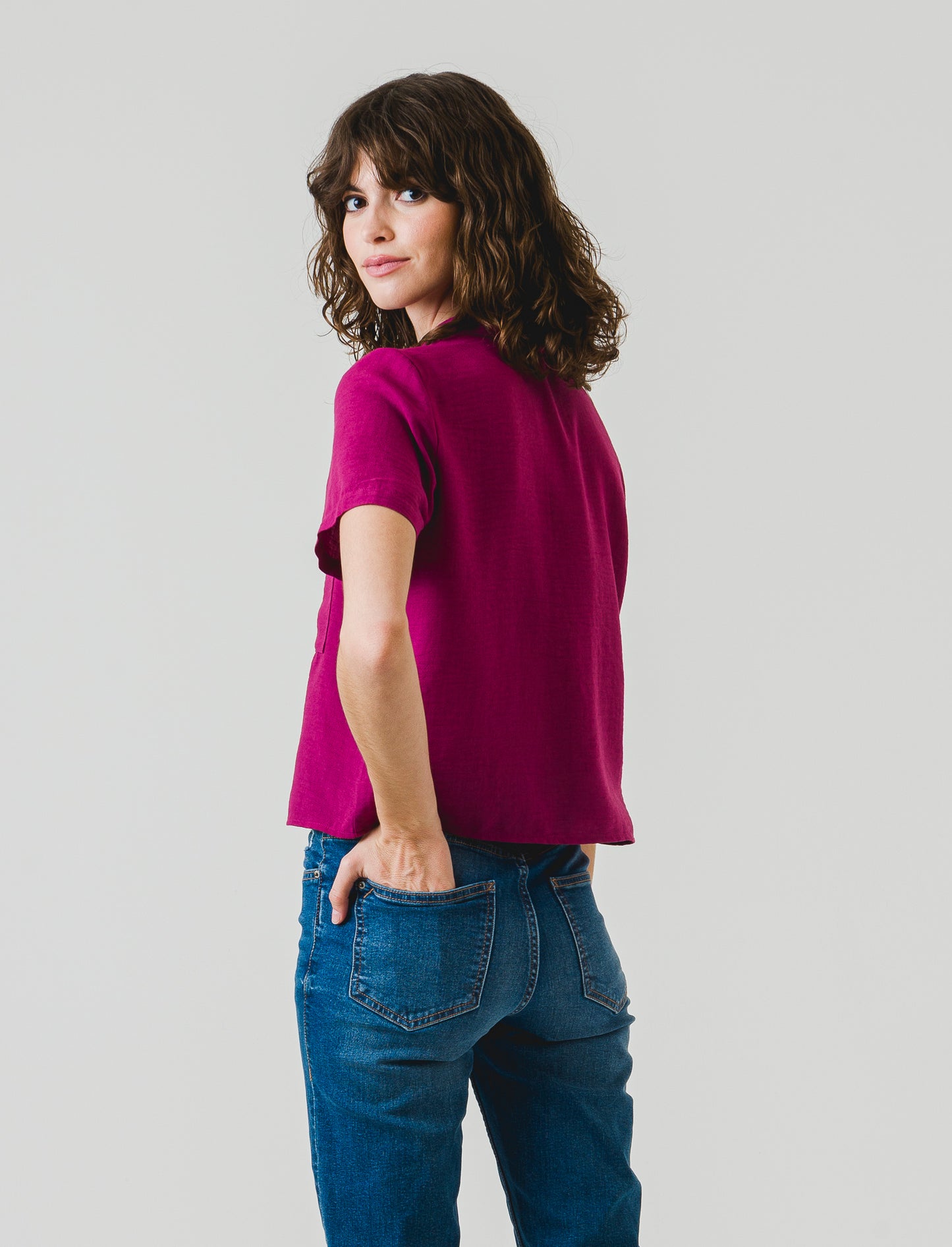 Camicia crop scollo a V in tessuto leggero e bottoni cocco - Rosso amarena