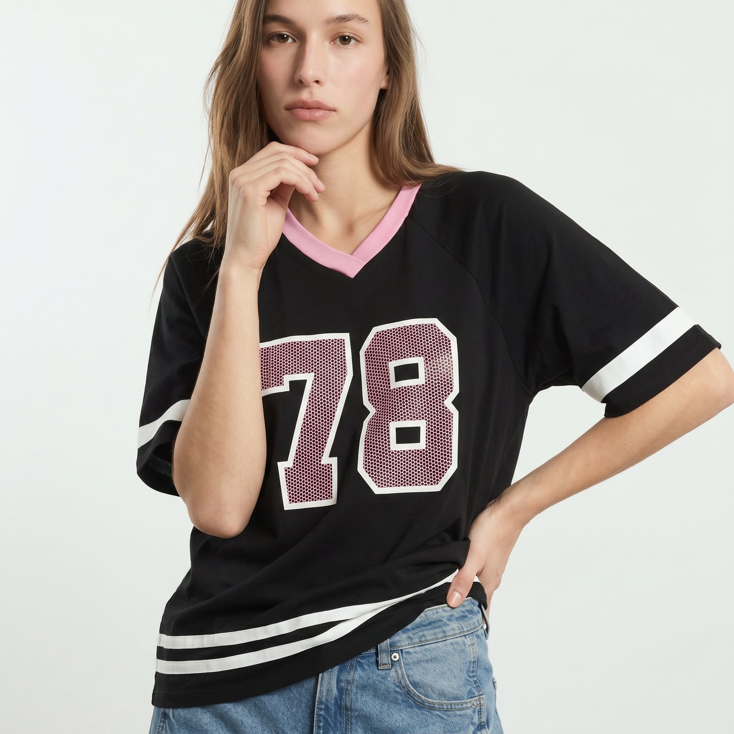 T-Shirt Scollo a V con Stampa - Nero