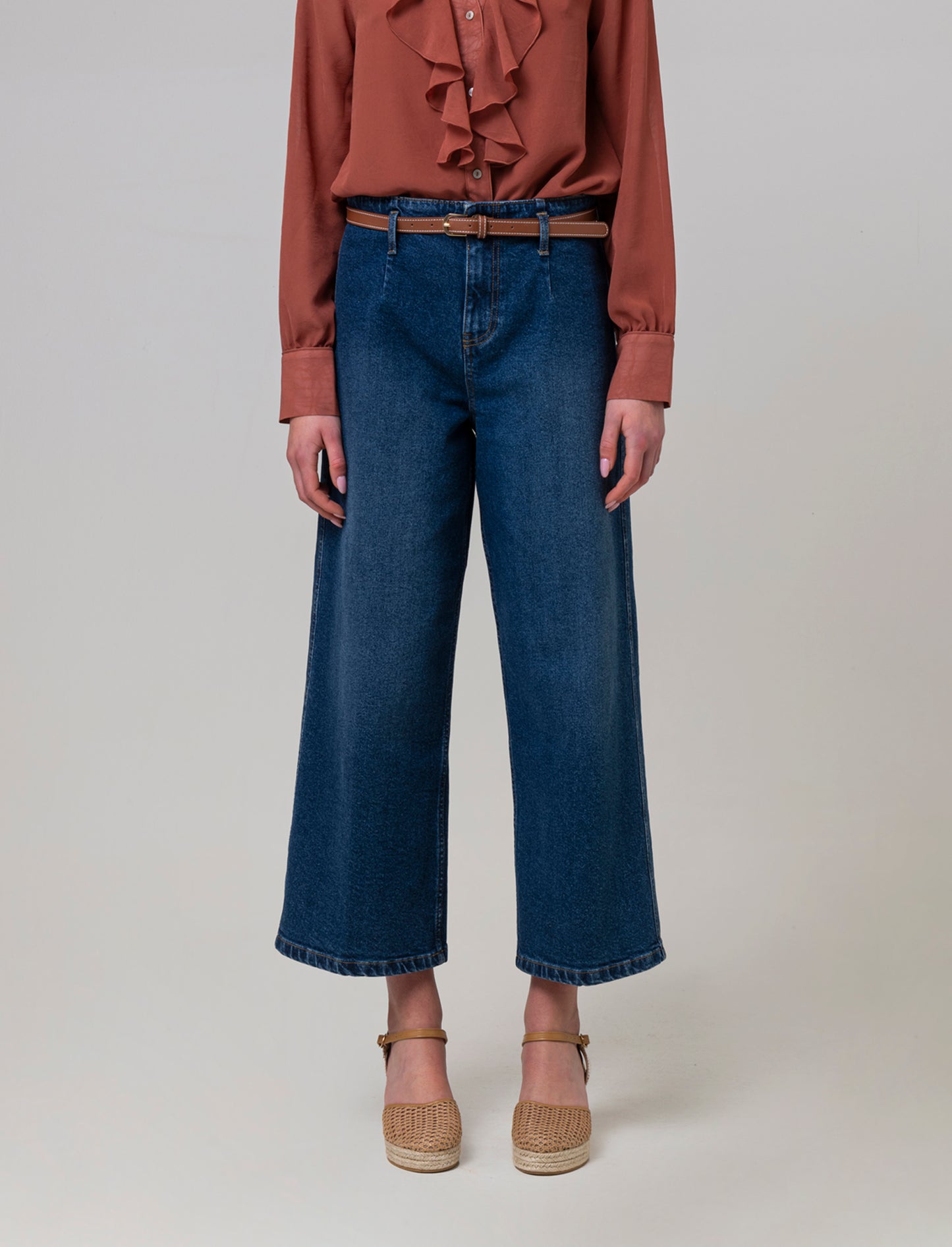 Woman's belted jeans for stylish comfort - Blue