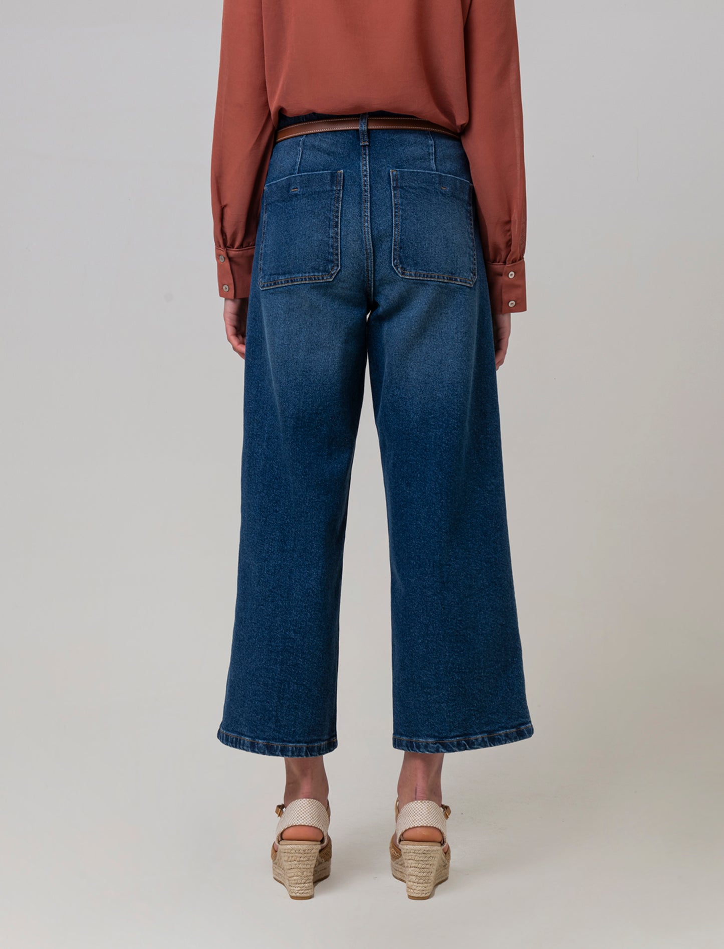 Woman's belted jeans for stylish comfort - Blue