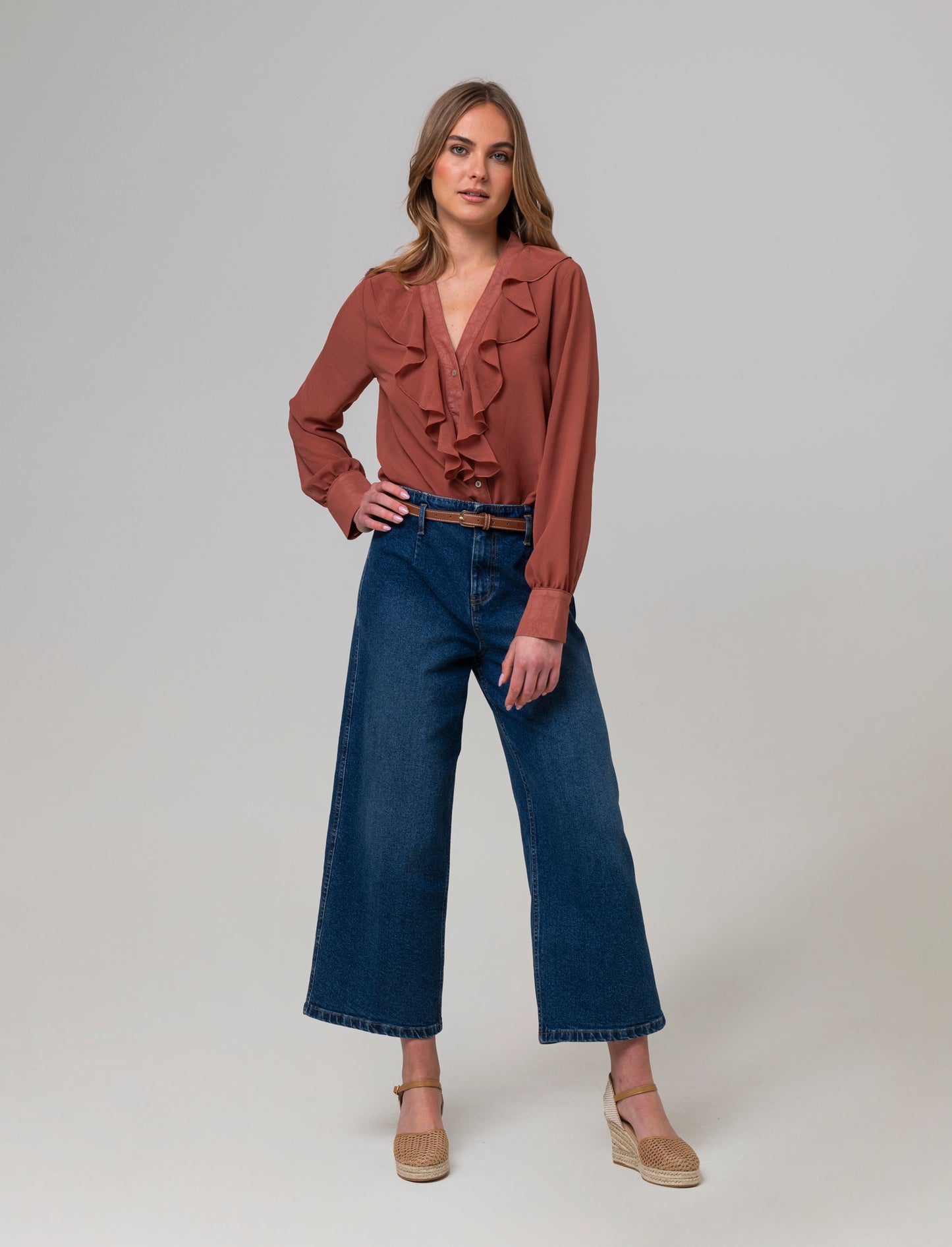 Woman's belted jeans for stylish comfort - Blue