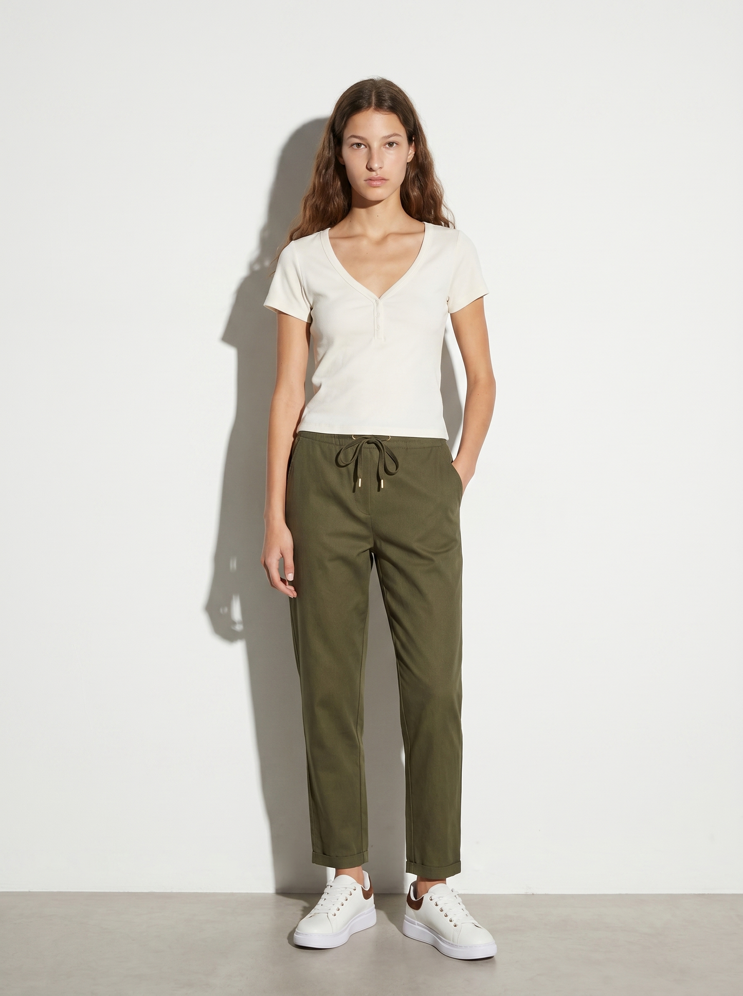 T-Shirt in Cotone con Scollo a V e Bottoni - Bianco latte