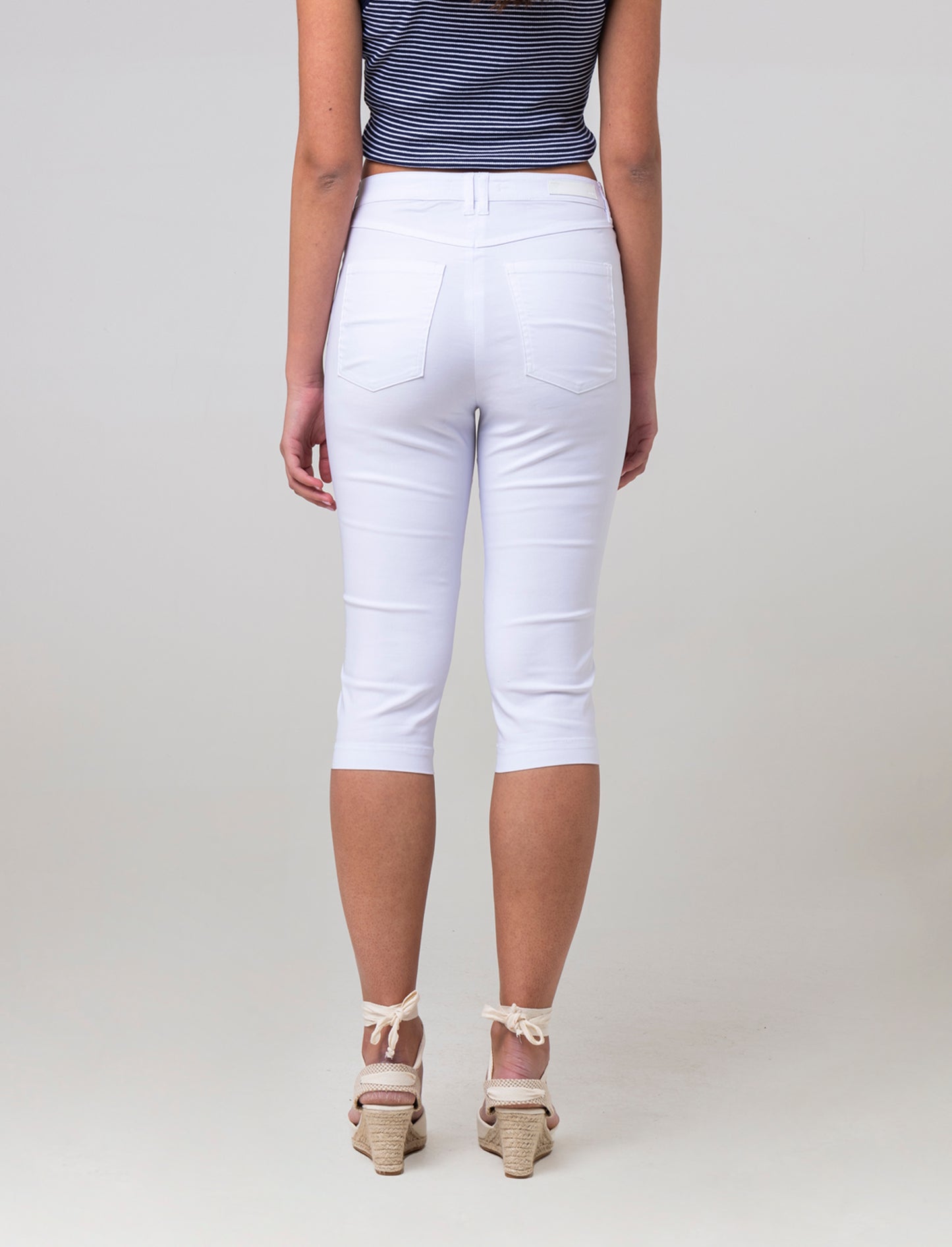 Woman's capri style bermuda shorts for men - White
