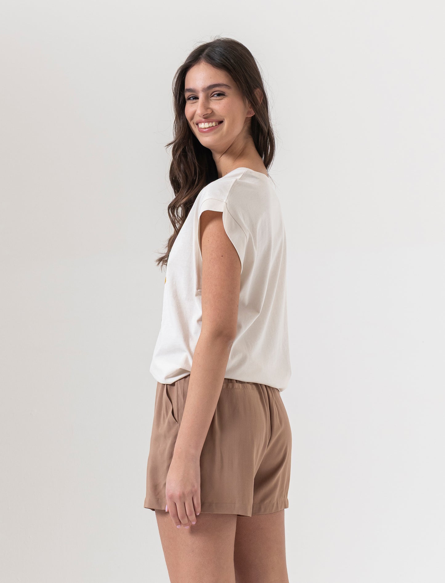 Short con elastico in vita da donna - Caramello