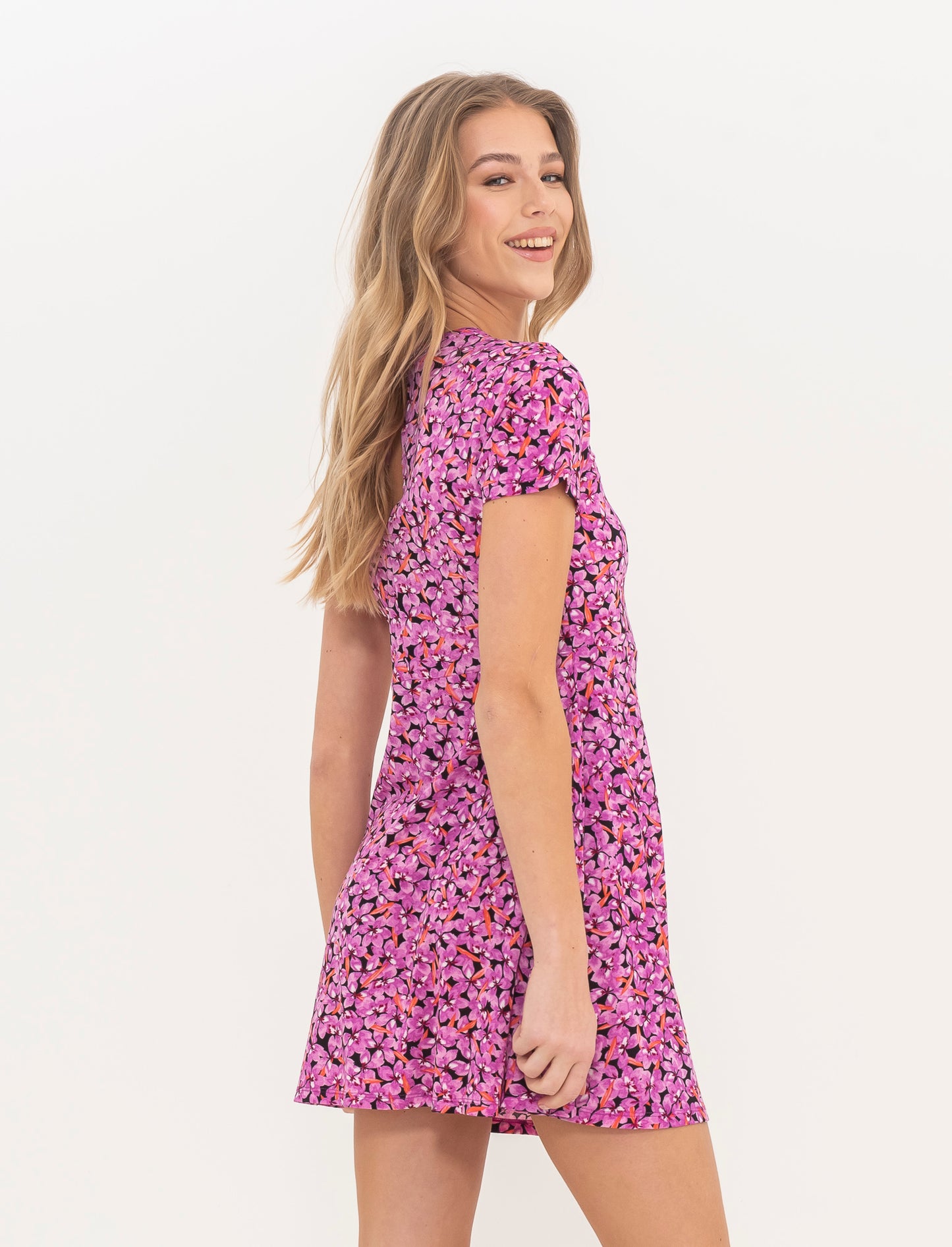 Chic Printed Midi Dress with Short Sleeves and Keyhole Back - 