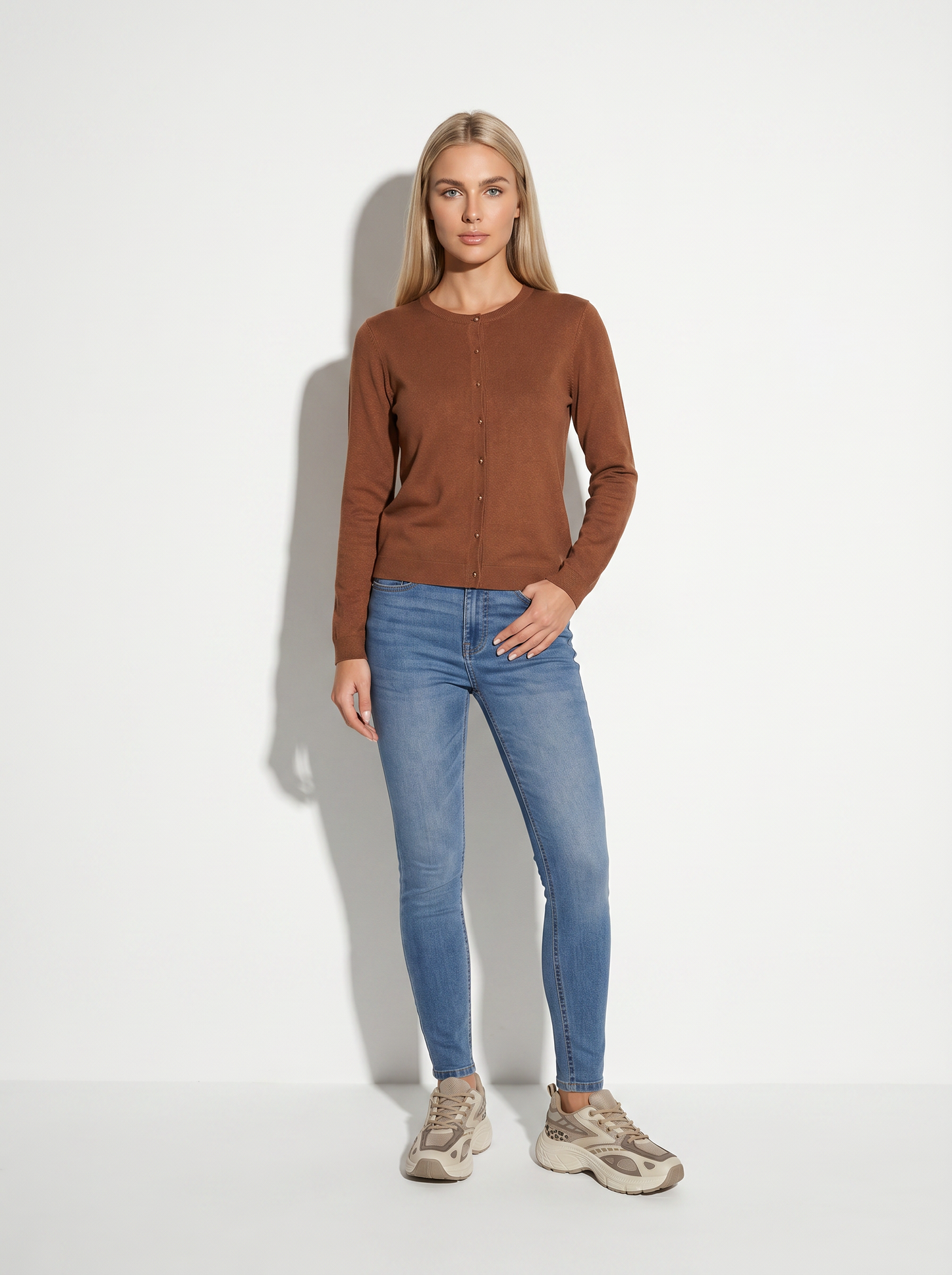 Cardigan basico girocollo con bottoni - Marrone tabacco
