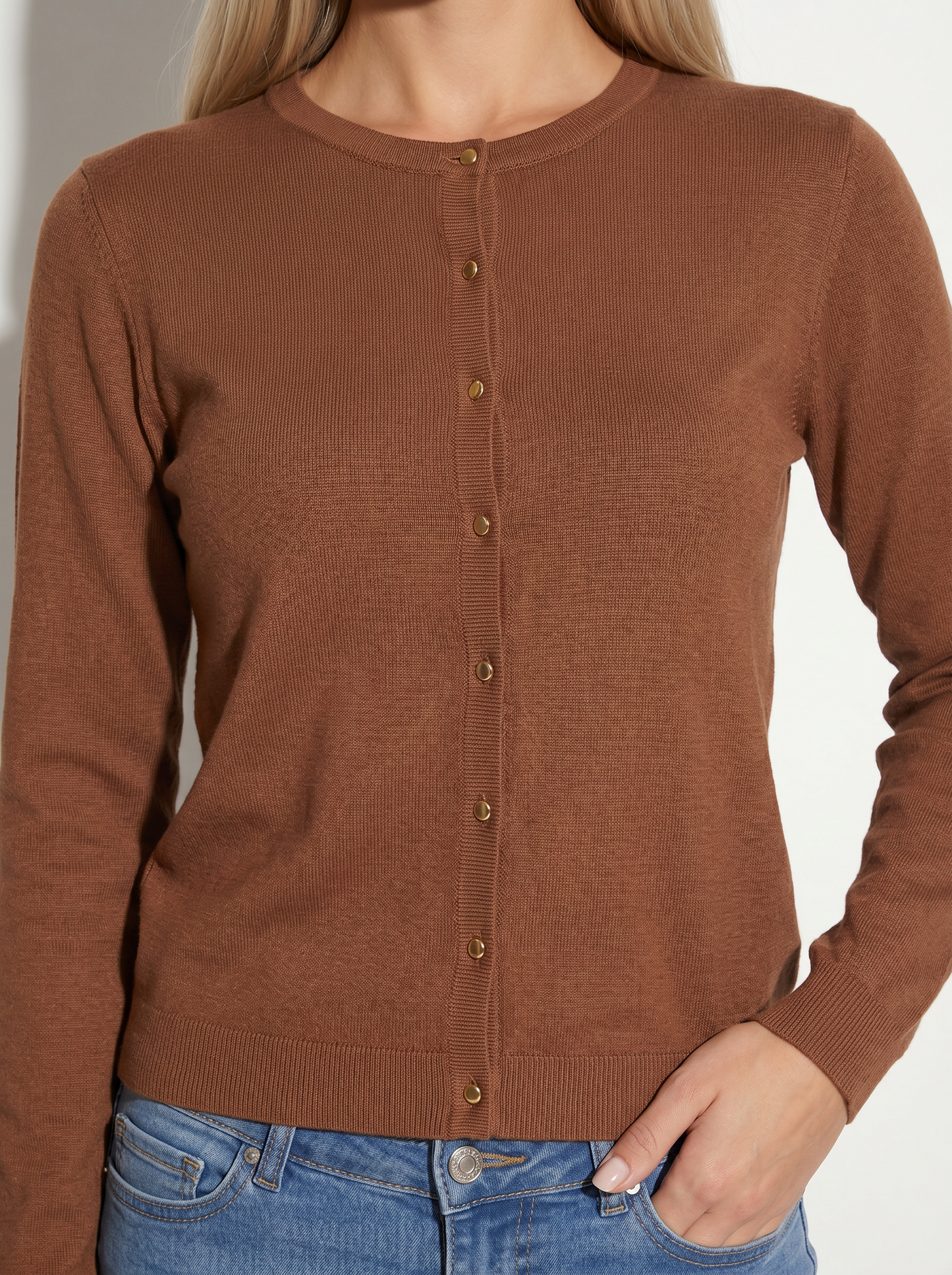 Cardigan basico girocollo con bottoni - Marrone tabacco