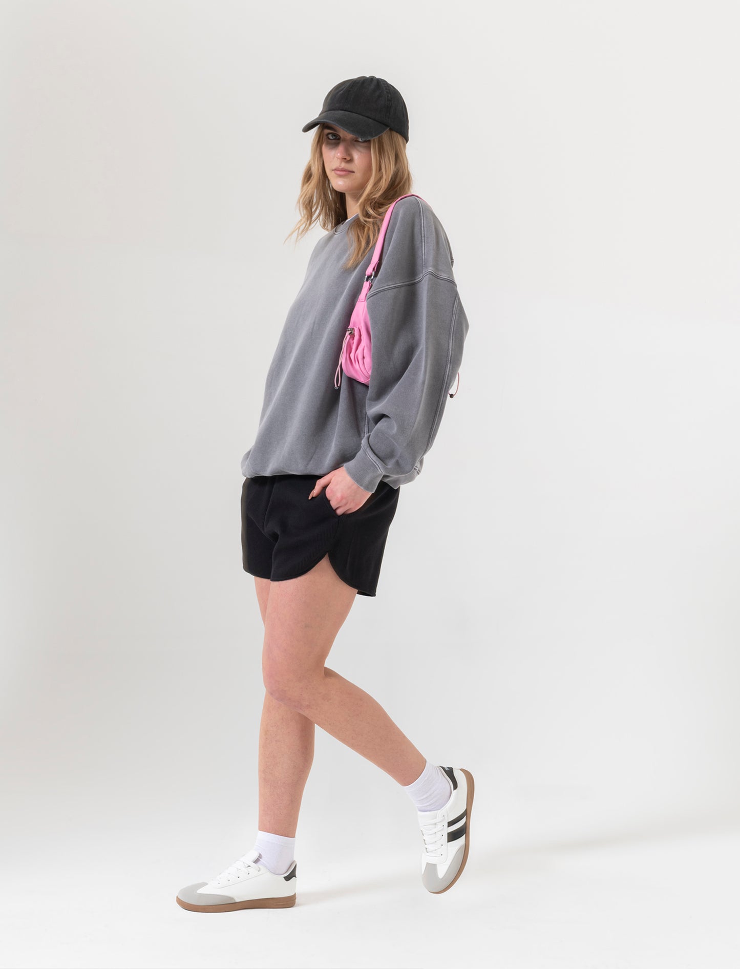 Short con elastico in vita da donna - Nero