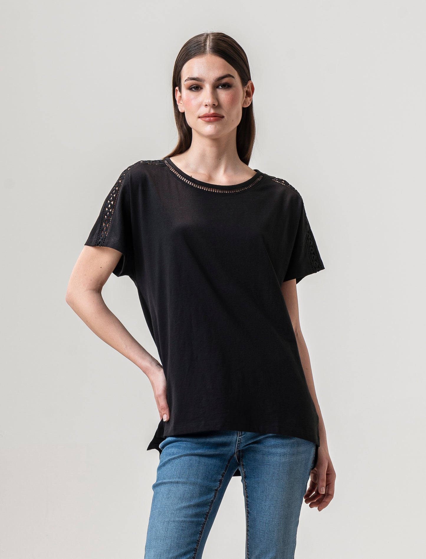 "T-shirt in cotone, manica pipistrello e spacchetti al fondo - Nero