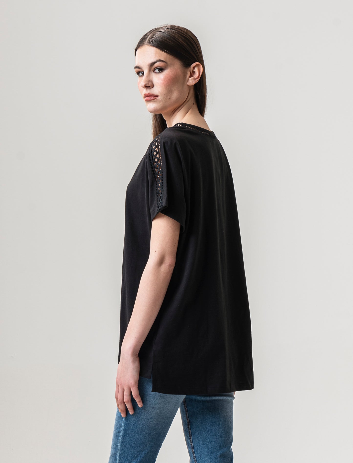 "T-shirt in cotone, manica pipistrello e spacchetti al fondo - Nero