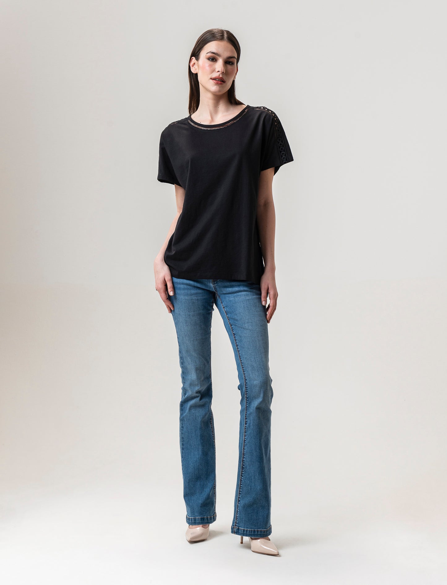 Questa t-shirt in cotone per donna è un capo trendy e versatile da aggiungere al tuo guardaroba. Con - Black