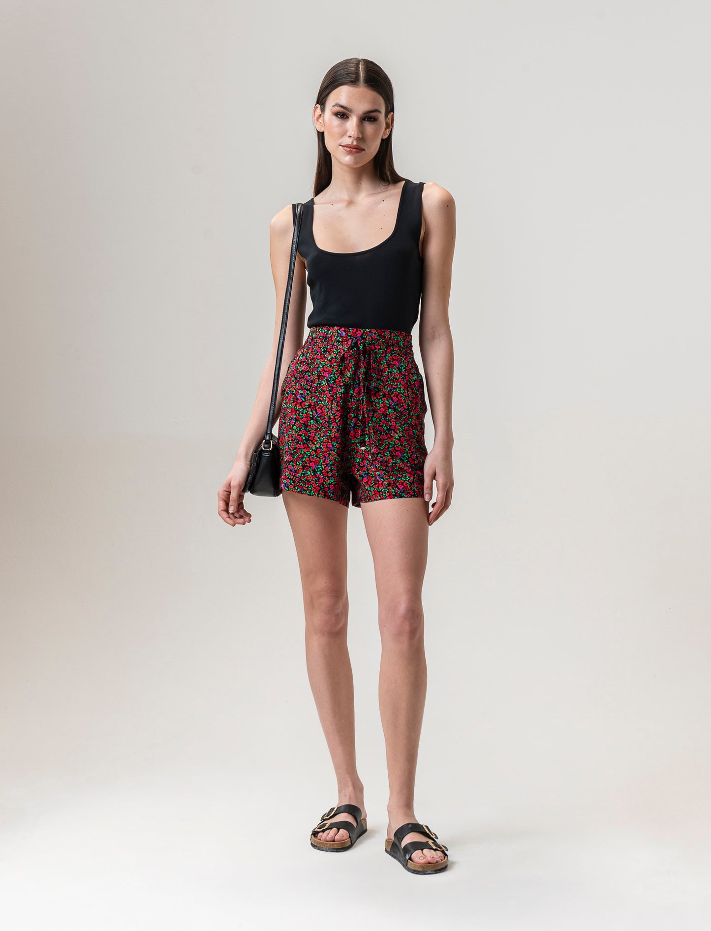 Short con elastico dietro e laccetto davanti, tasche davanti - var 2