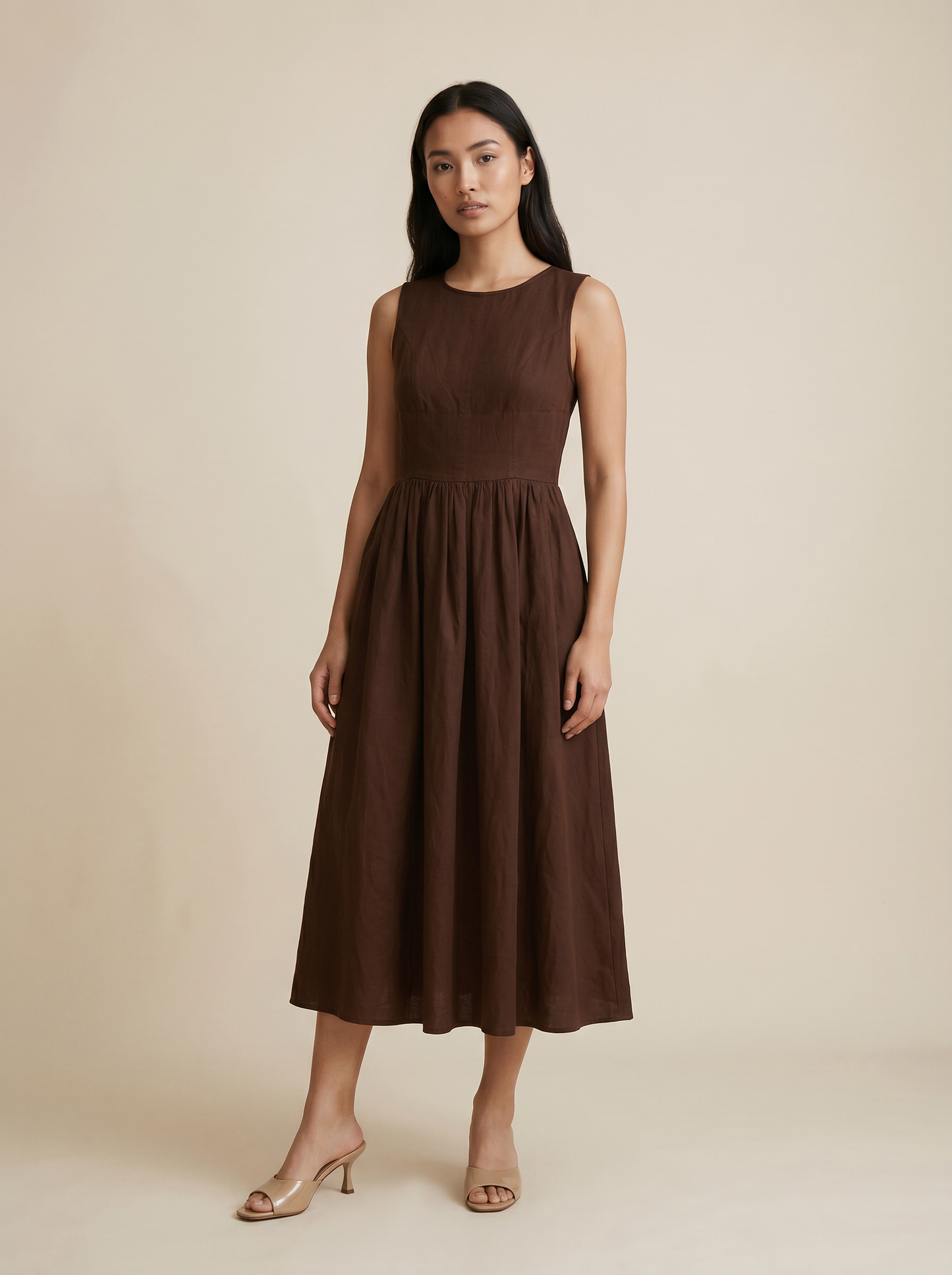 Vestito lungo smanicato con gonna ampia - Marrone cioccolato