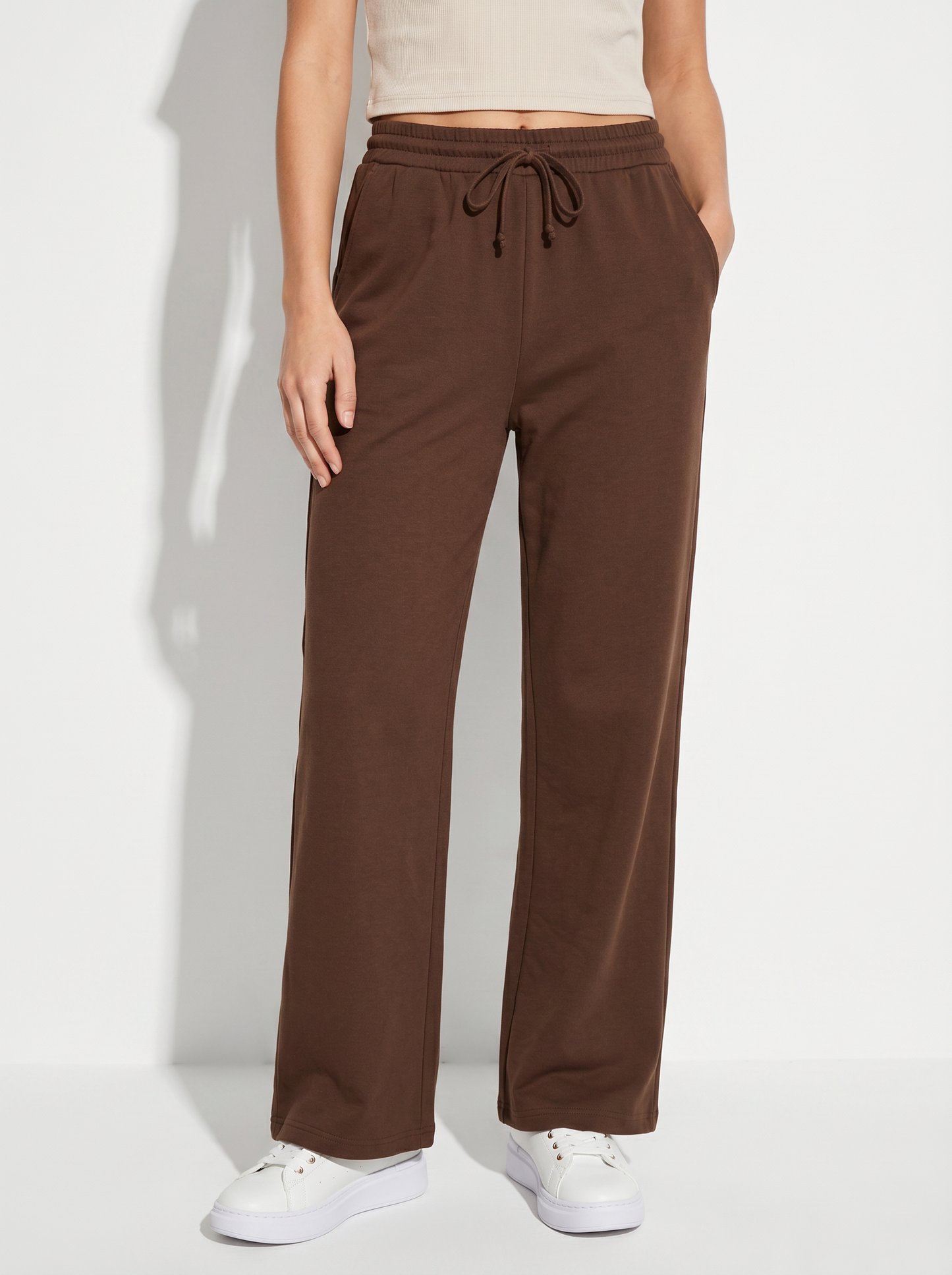 Pantaloni tuta dritti con coulisse in vita - Marrone cioccolato