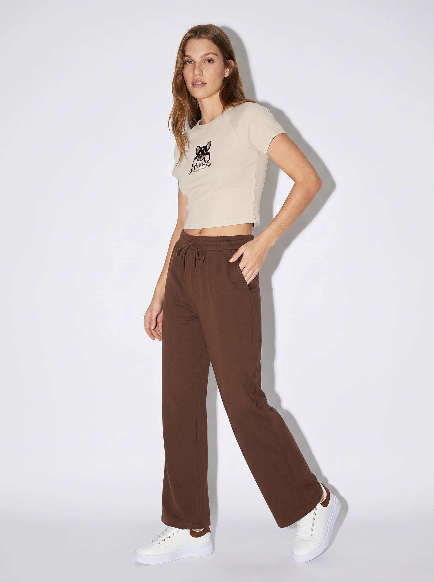 Pantaloni tuta dritti con coulisse in vita - Marrone cioccolato