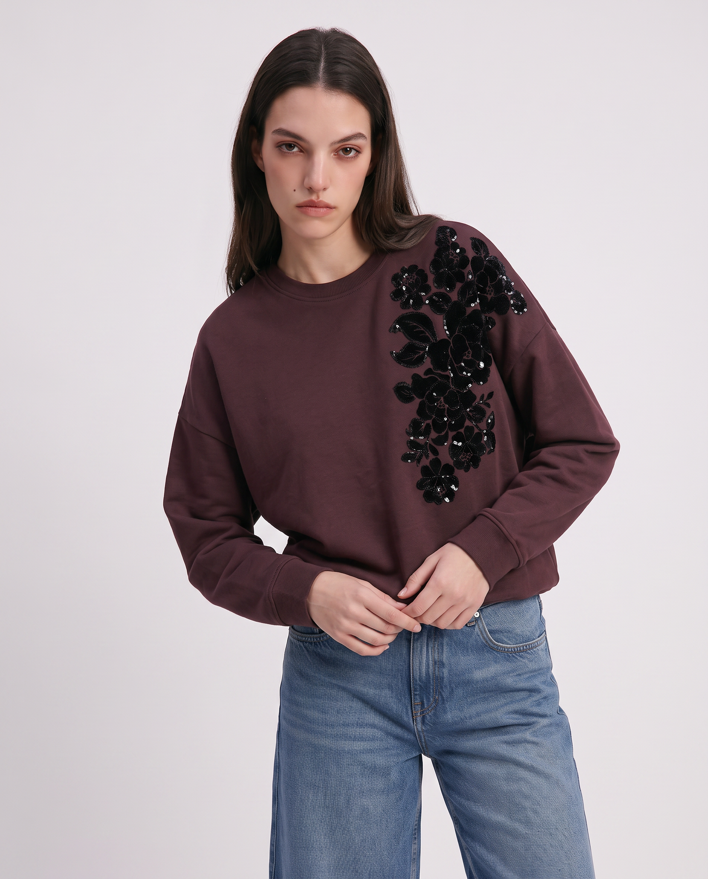 Felpa girocollo con ricami e paillettes - Rosso amarena