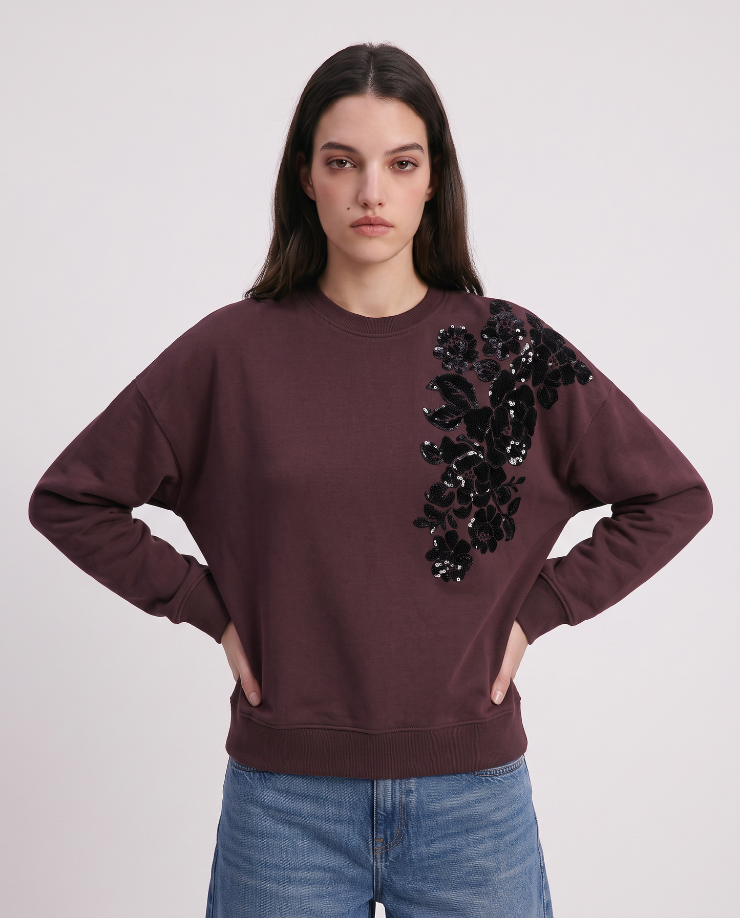 Felpa girocollo con ricami e paillettes - Rosso amarena