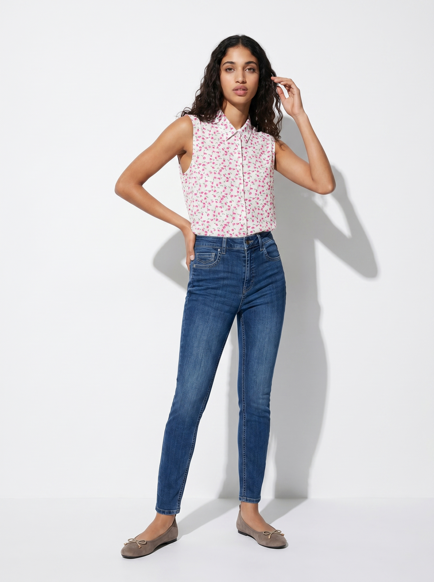 Sleeveless Shirt with Print - 