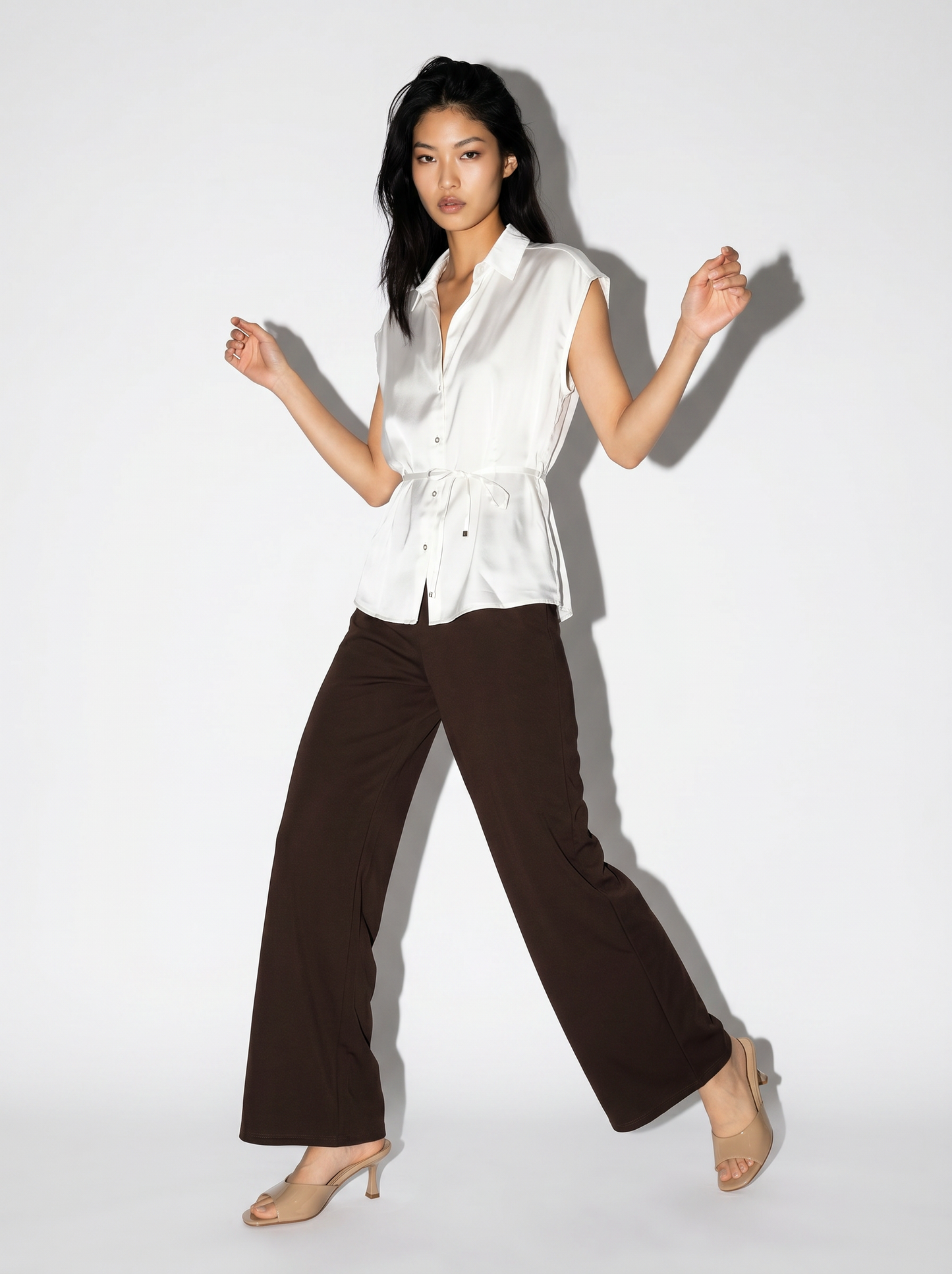 Sleeveless glossy satin shirt - Beige