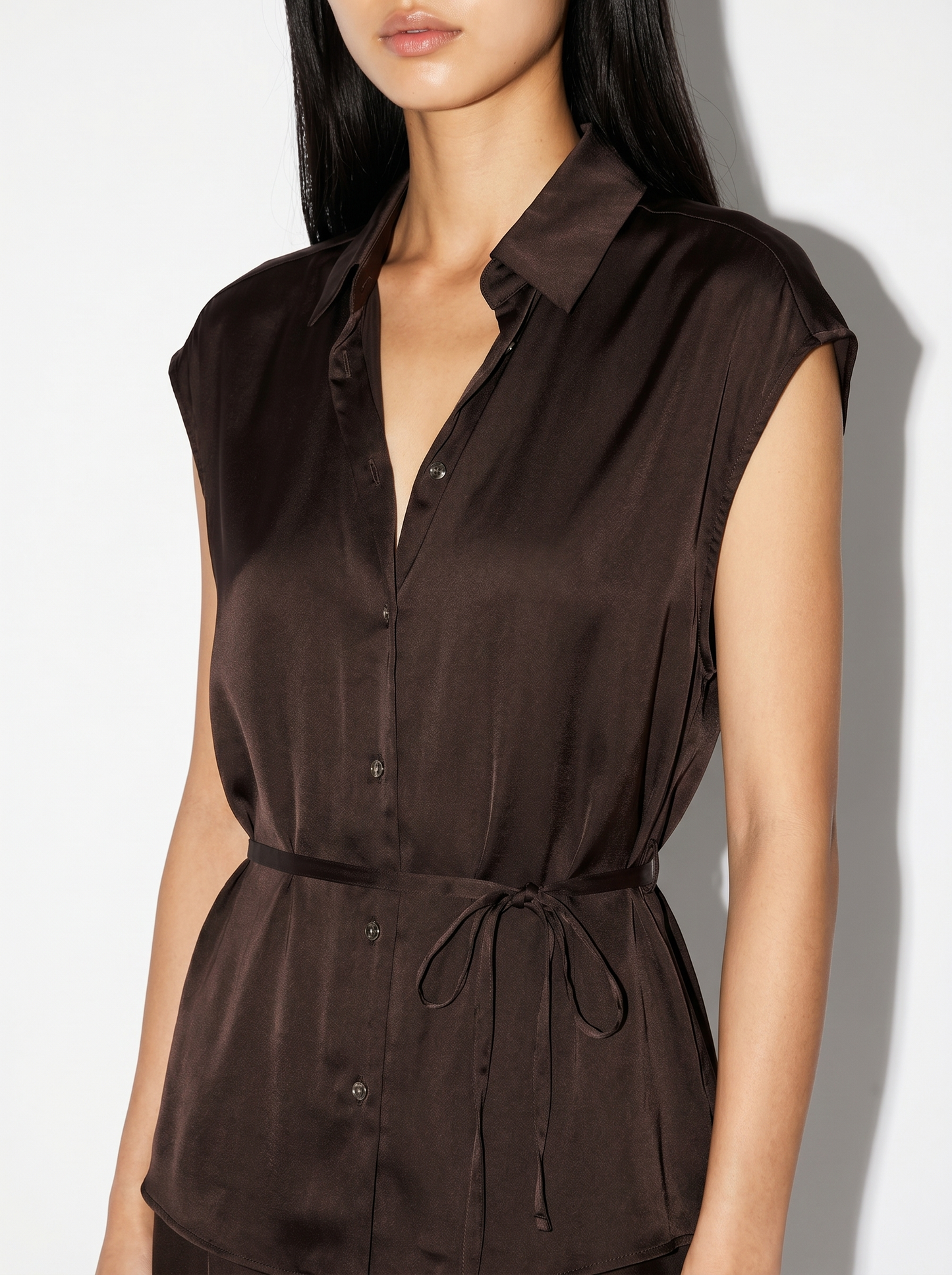 Camicia smanicata in satin lucido - Moro