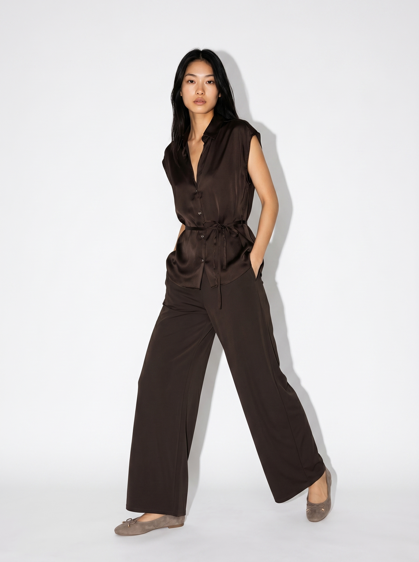 Camicia smanicata in satin lucido - Moro