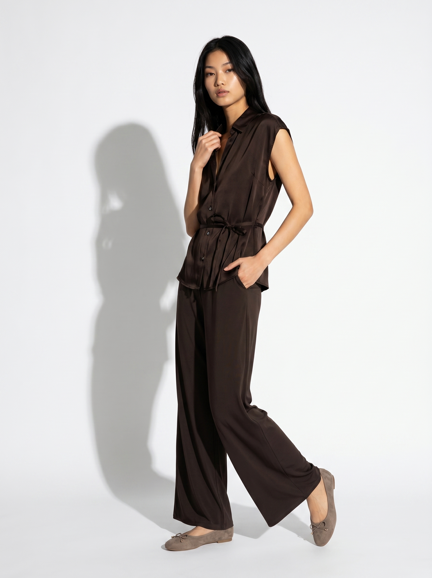 Camicia smanicata in satin lucido - Moro