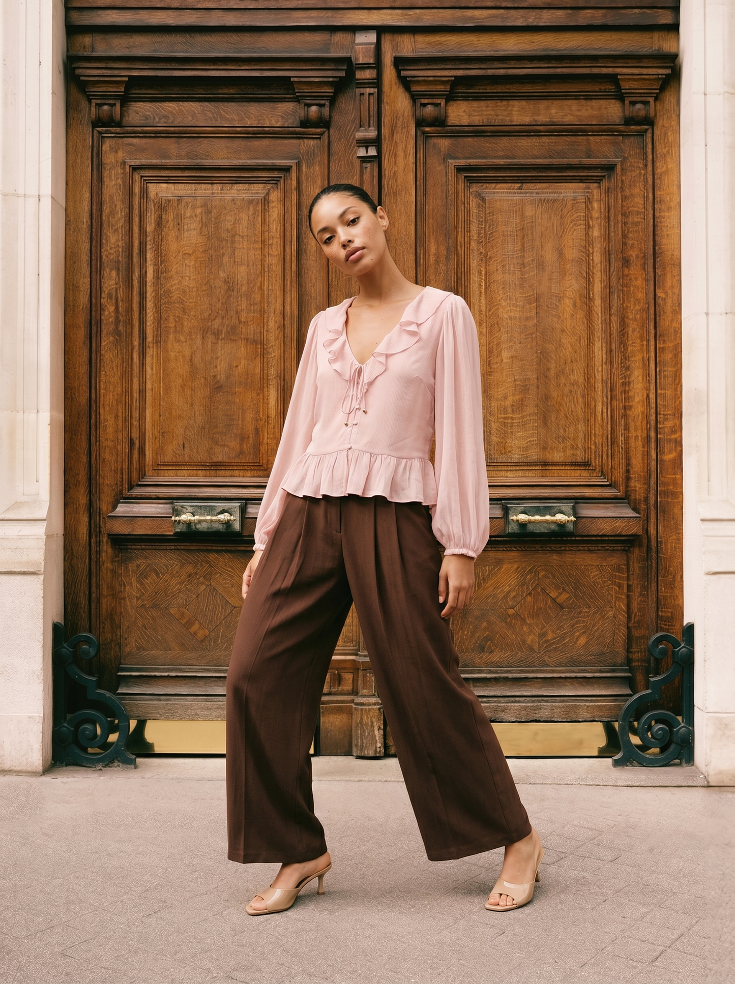 Camicia con scollo a V e volant - Rosa polvere